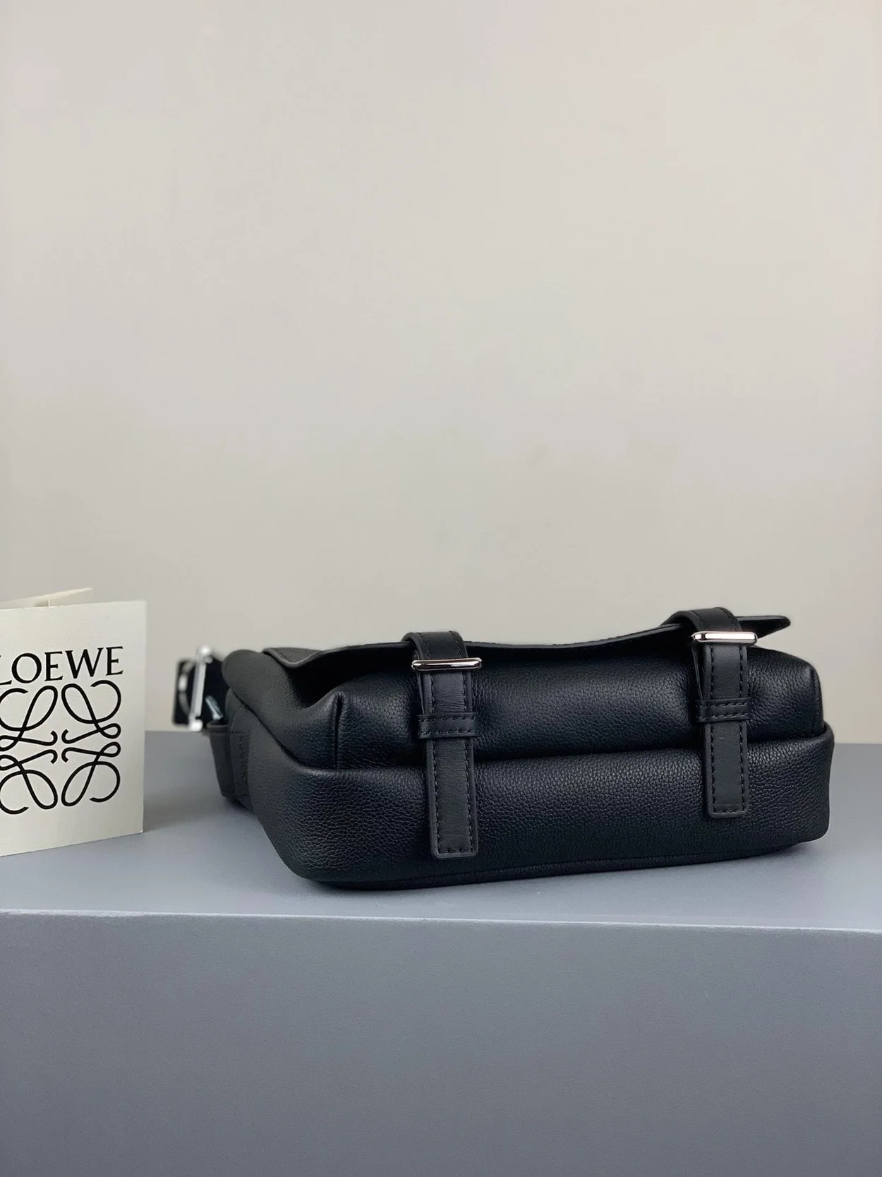 로에베 소프트 XS 밀리터리 메신저 백 블랙