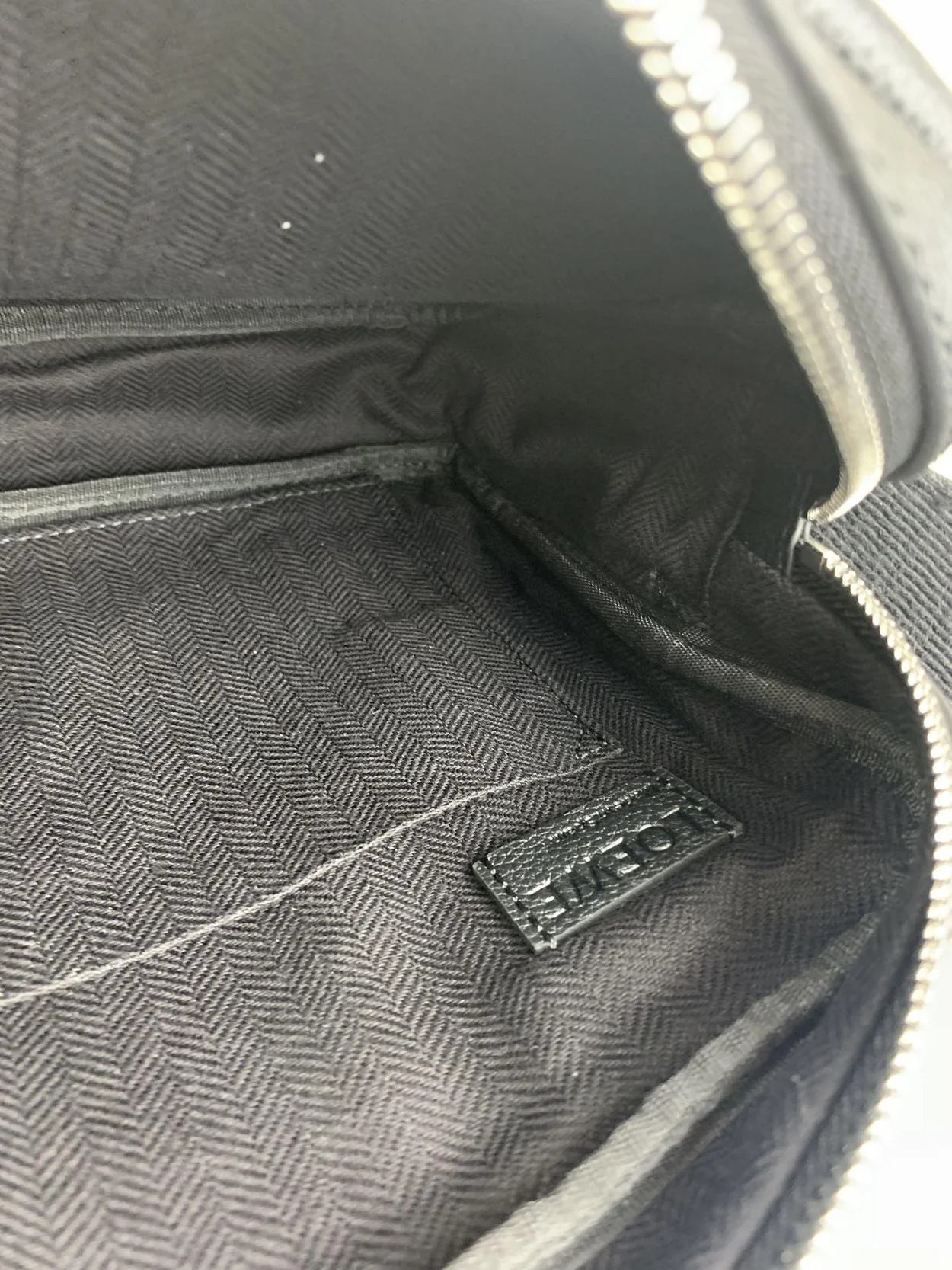 로에베 소프트 XS 밀리터리 메신저 백 블랙