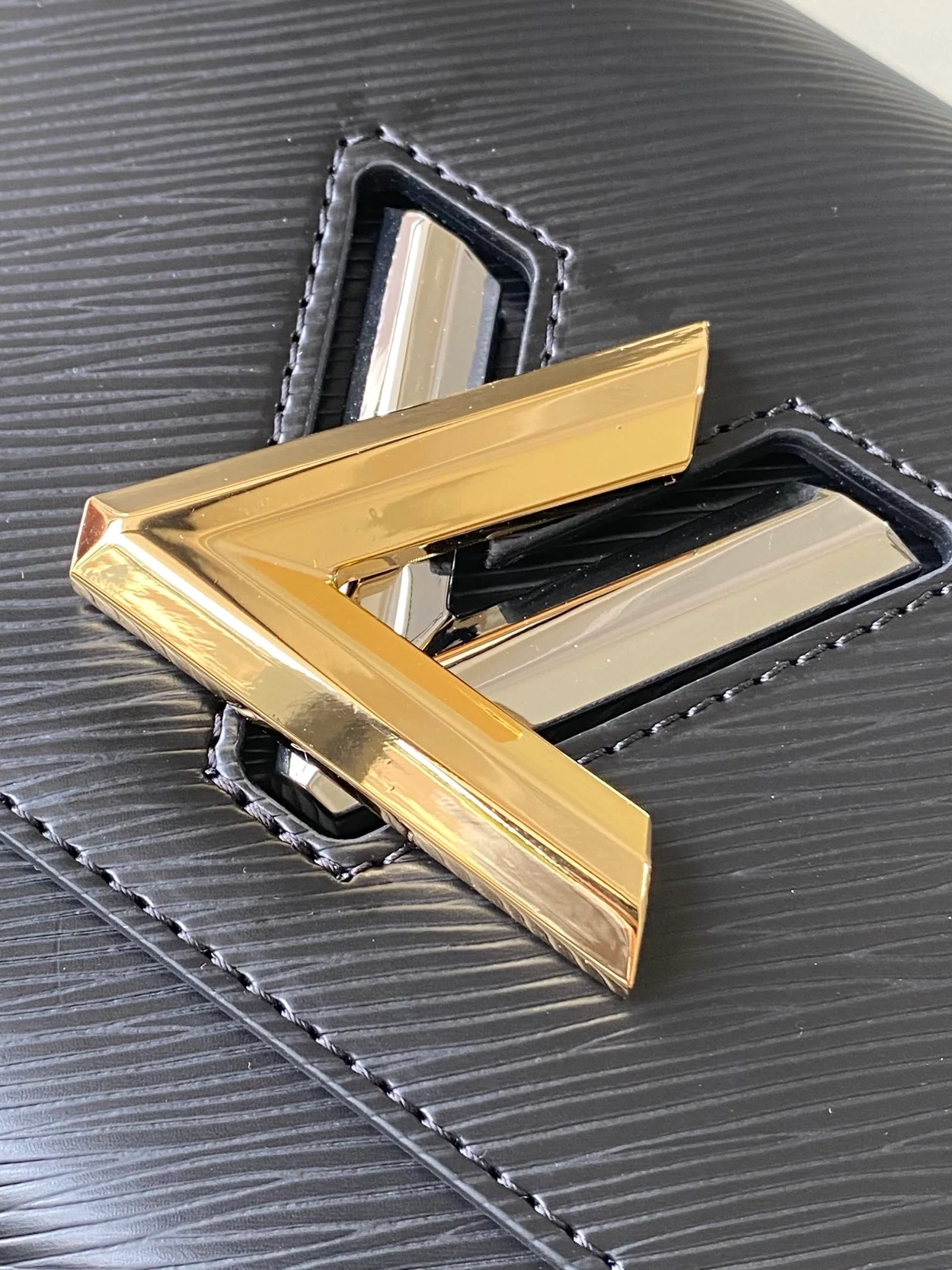 루이비통 트위스트 MM M22774