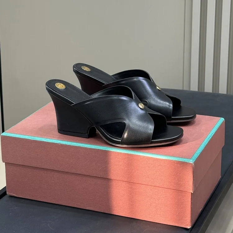 로로피아나  베라 블랙 샌들