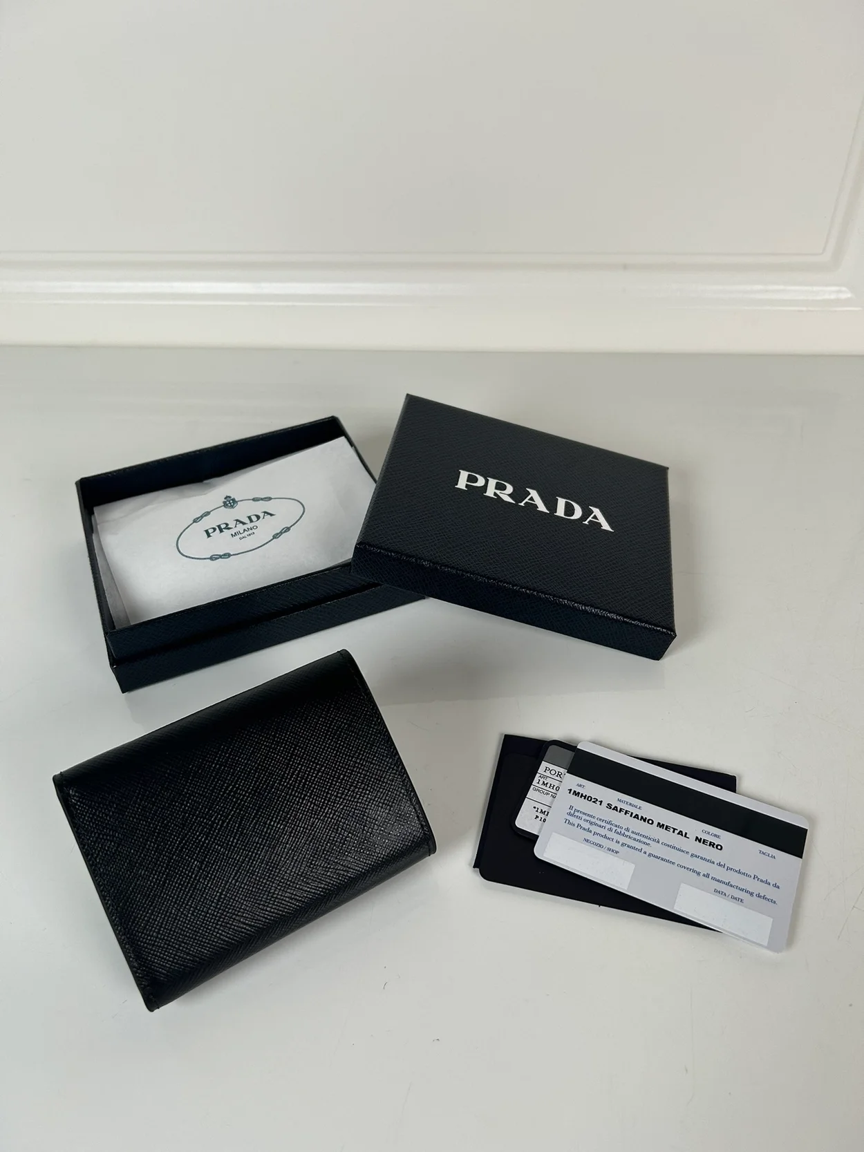 프라다 스몰 사피아노 레더 지갑