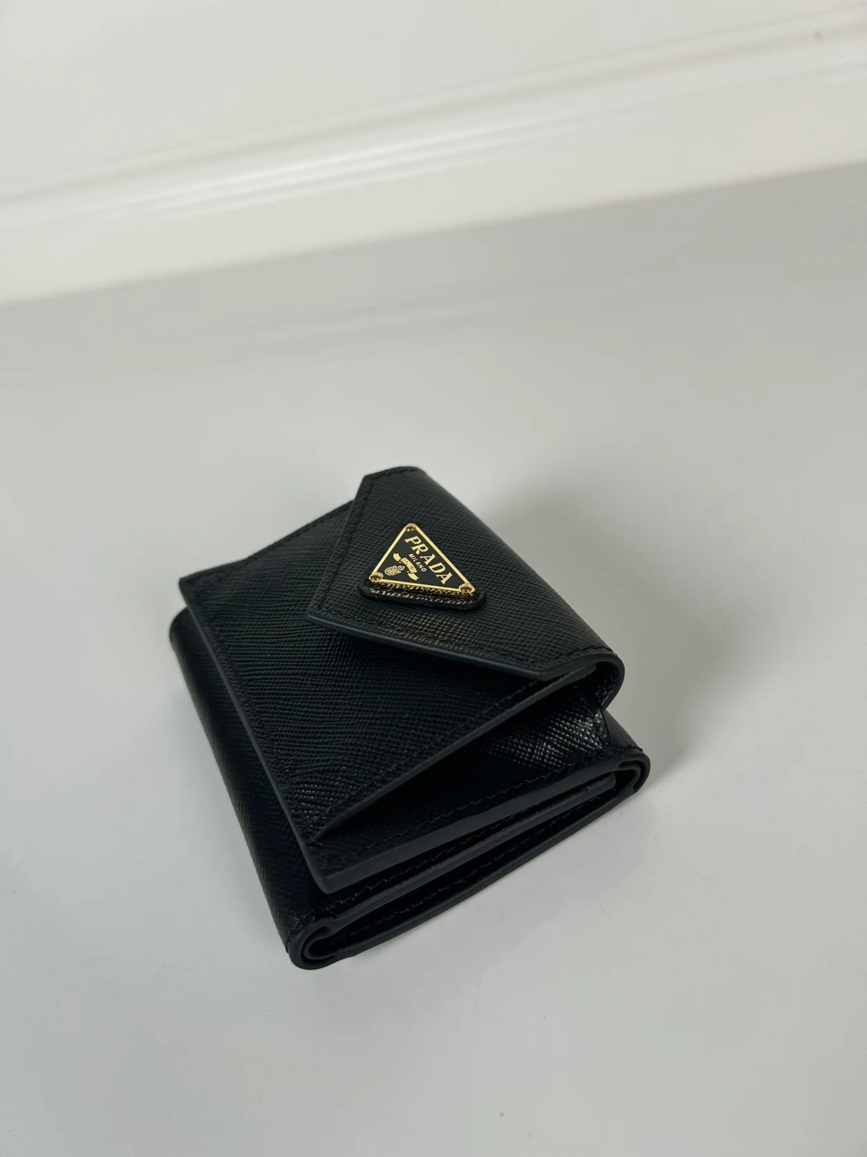 프라다 스몰 사피아노 레더 지갑