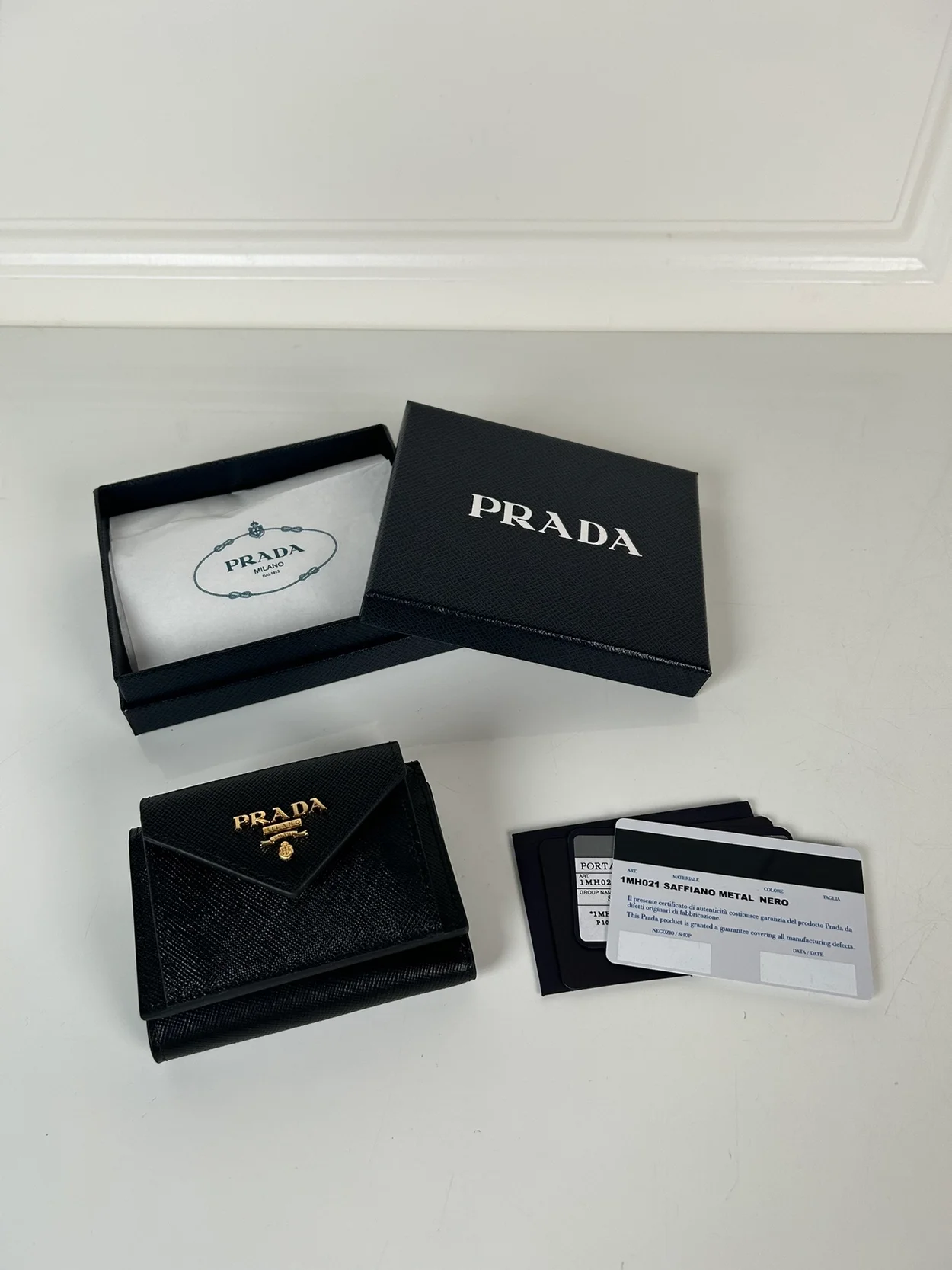 프라다 스몰 사피아노 메탈로고 레더 지갑