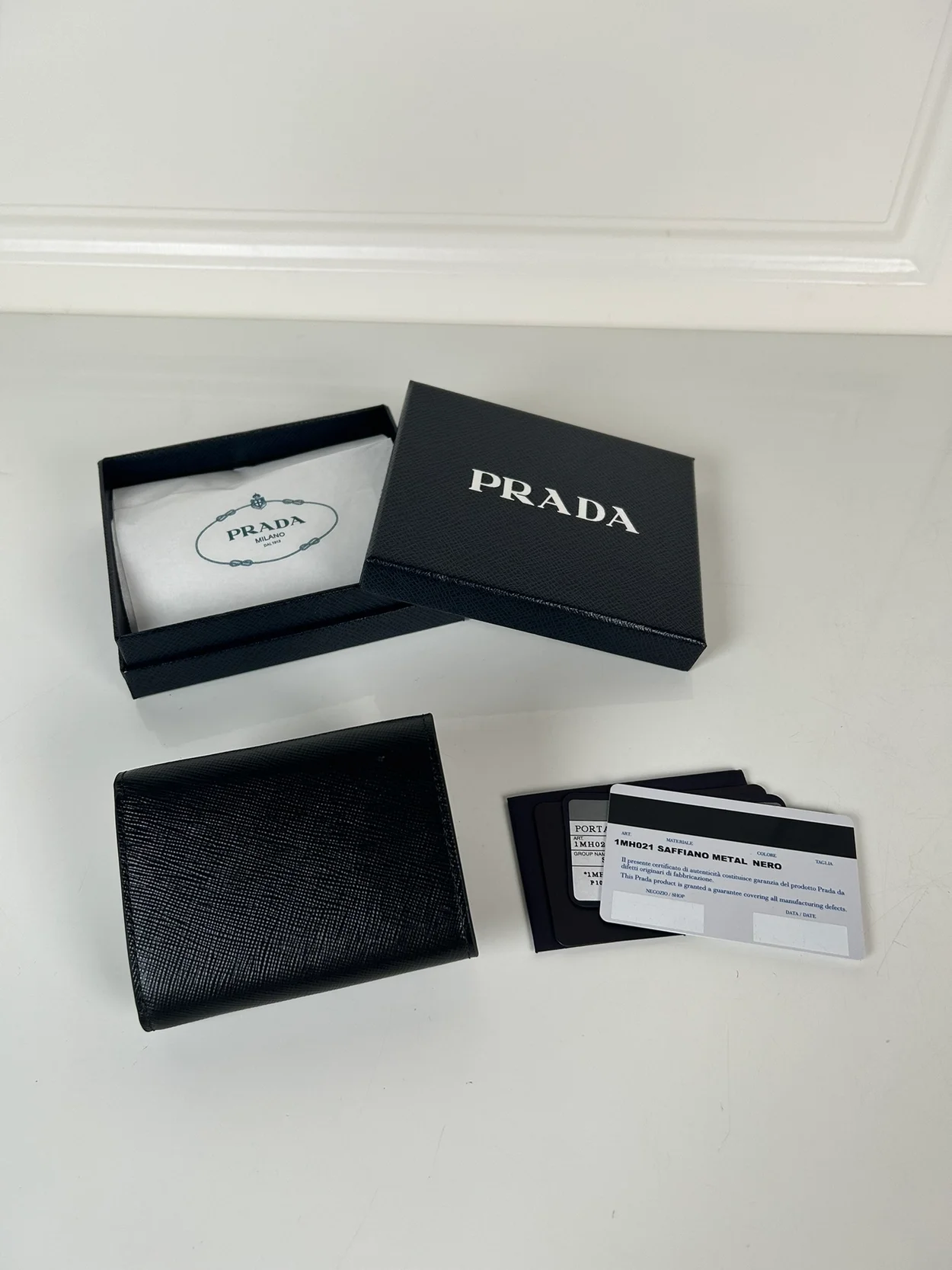프라다 스몰 사피아노 메탈로고 레더 지갑