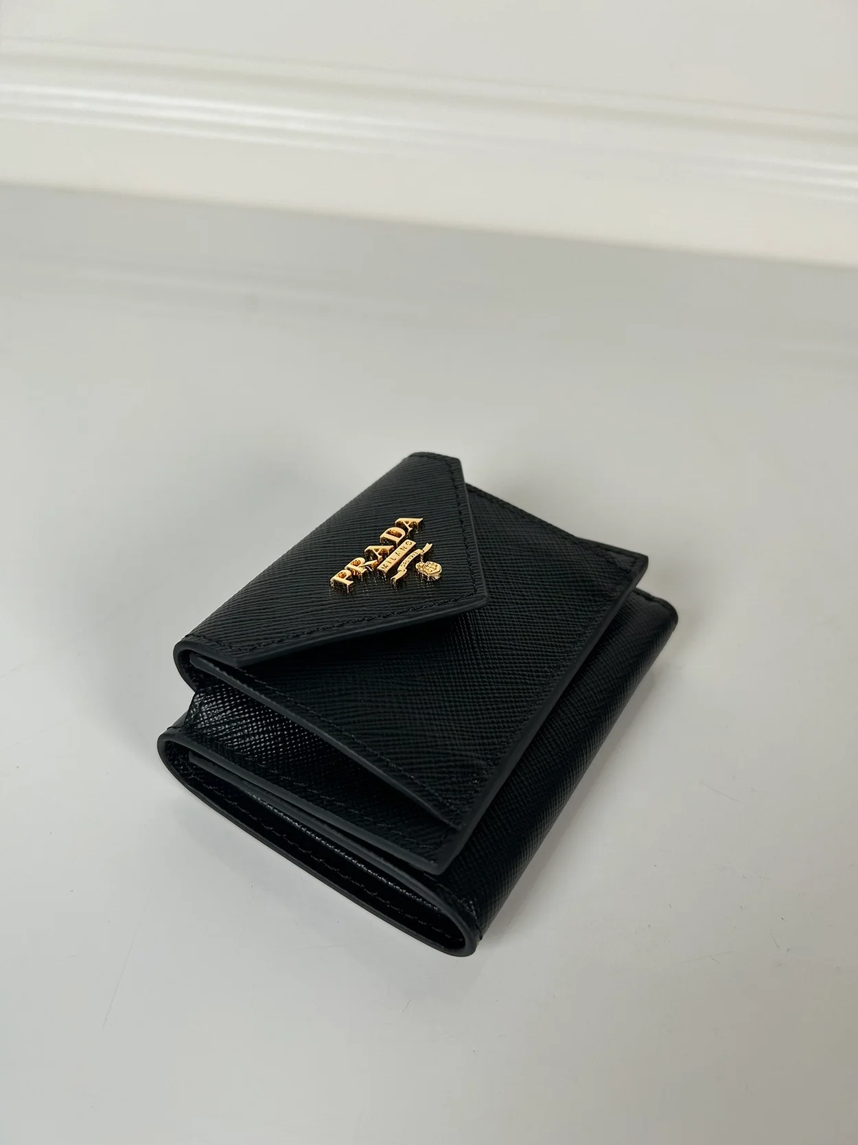 프라다 스몰 사피아노 메탈로고 레더 지갑