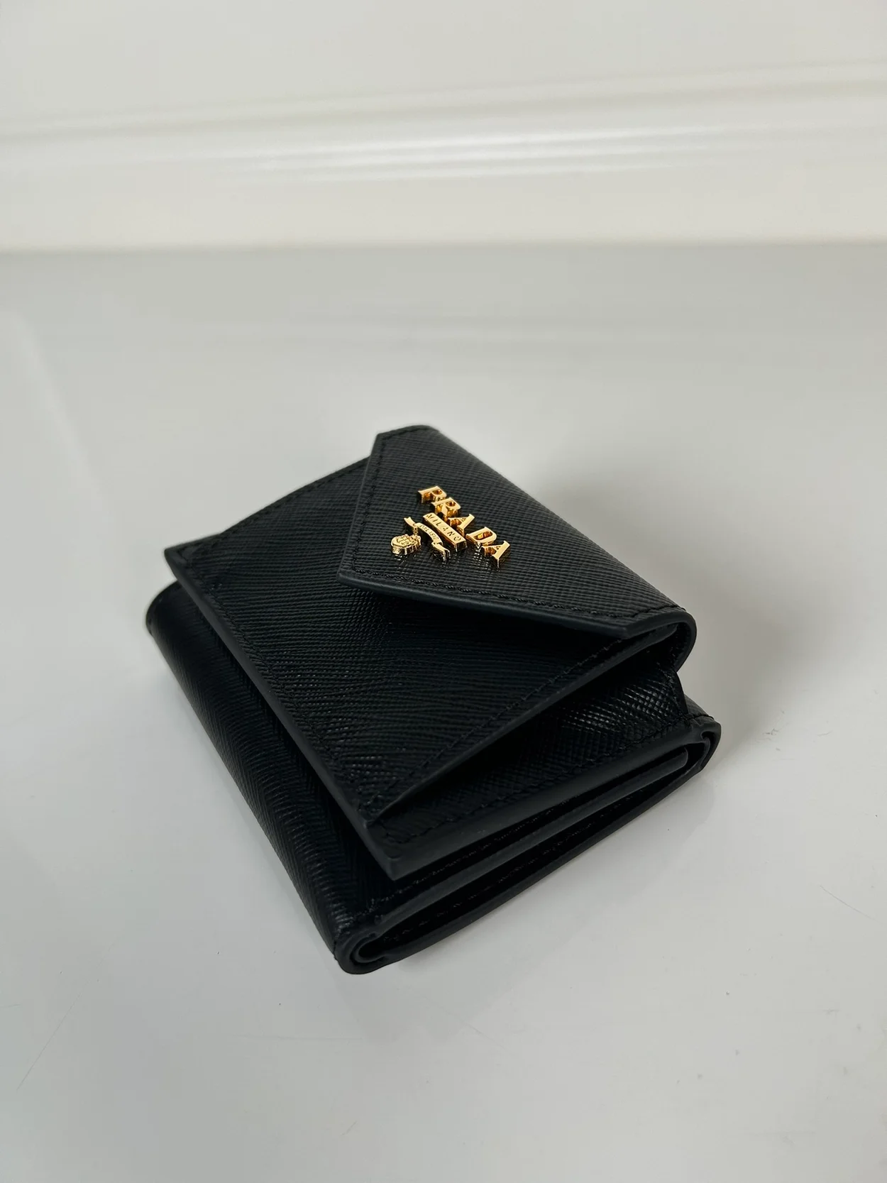 프라다 스몰 사피아노 메탈로고 레더 지갑