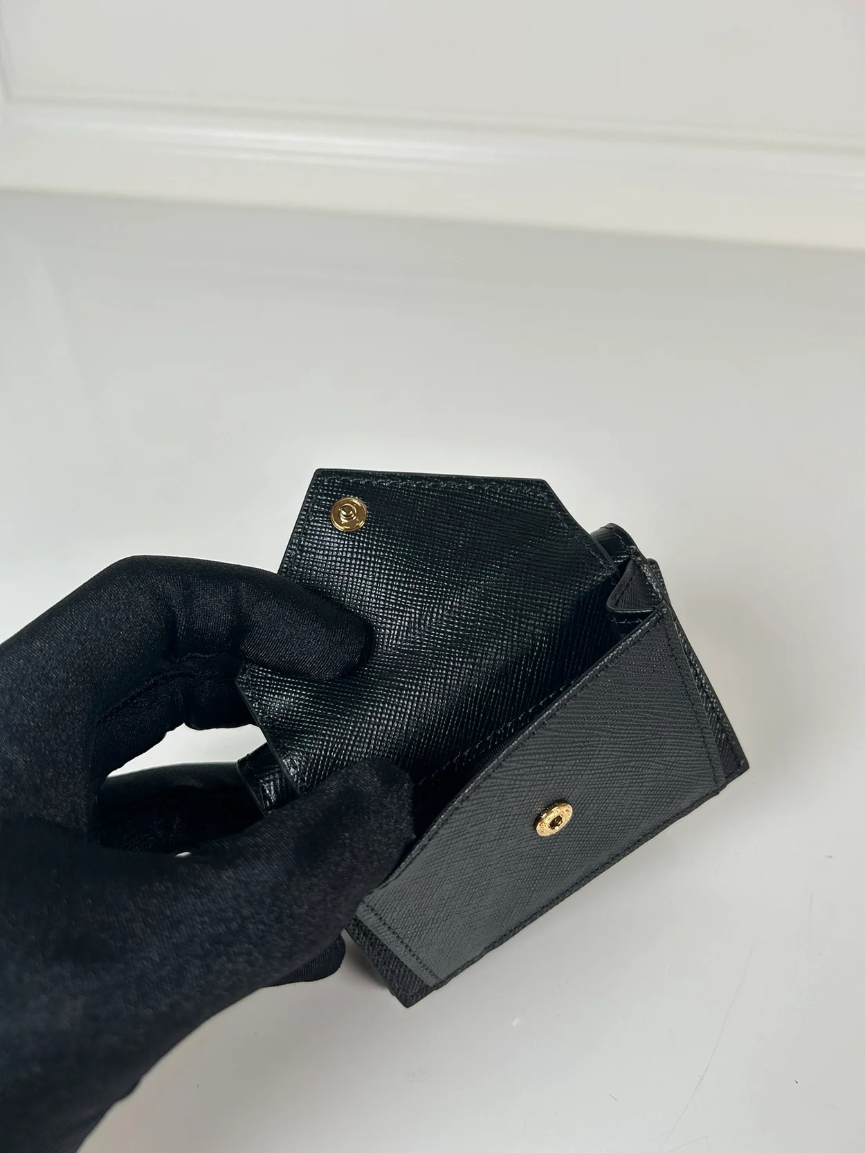 프라다 스몰 사피아노 메탈로고 레더 지갑