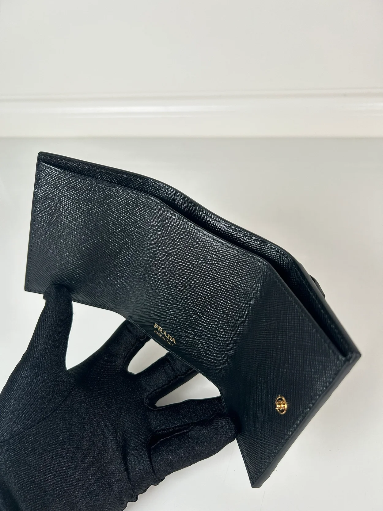 프라다 스몰 사피아노 메탈로고 레더 지갑