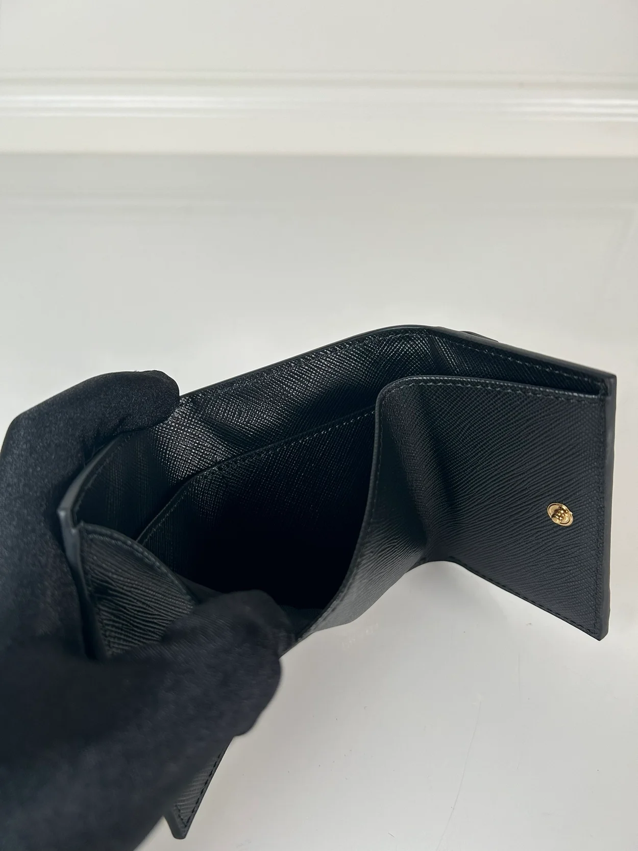 프라다 스몰 사피아노 메탈로고 레더 지갑