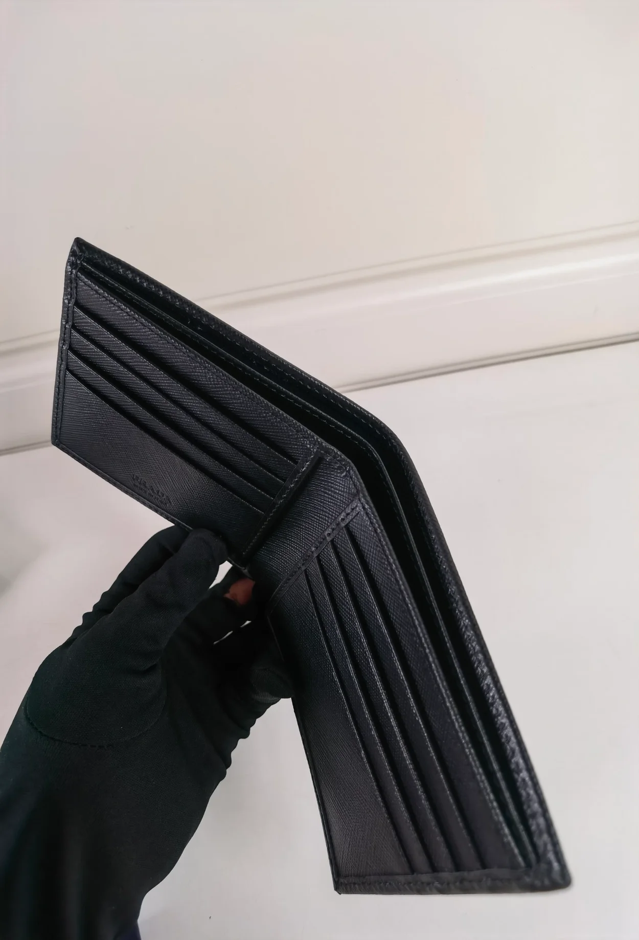 프라다 사피아노 레더 지갑 블랙