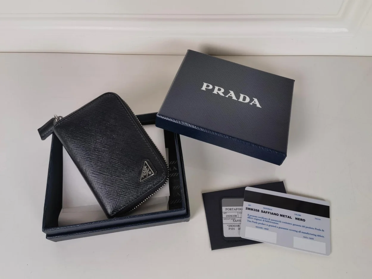 프라다 사피아노 실버 삼각로고 카드지갑