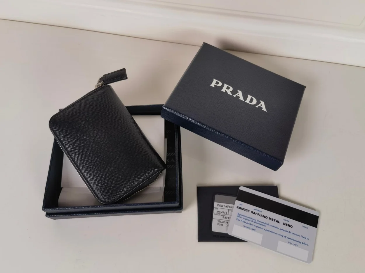 프라다 사피아노 실버 삼각로고 카드지갑
