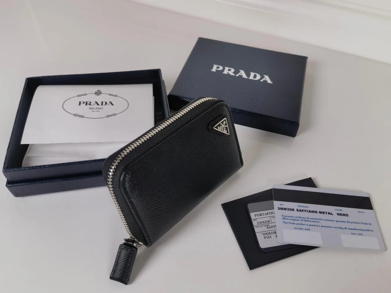 프라다 사피아노 실버 삼각로고 카드지갑