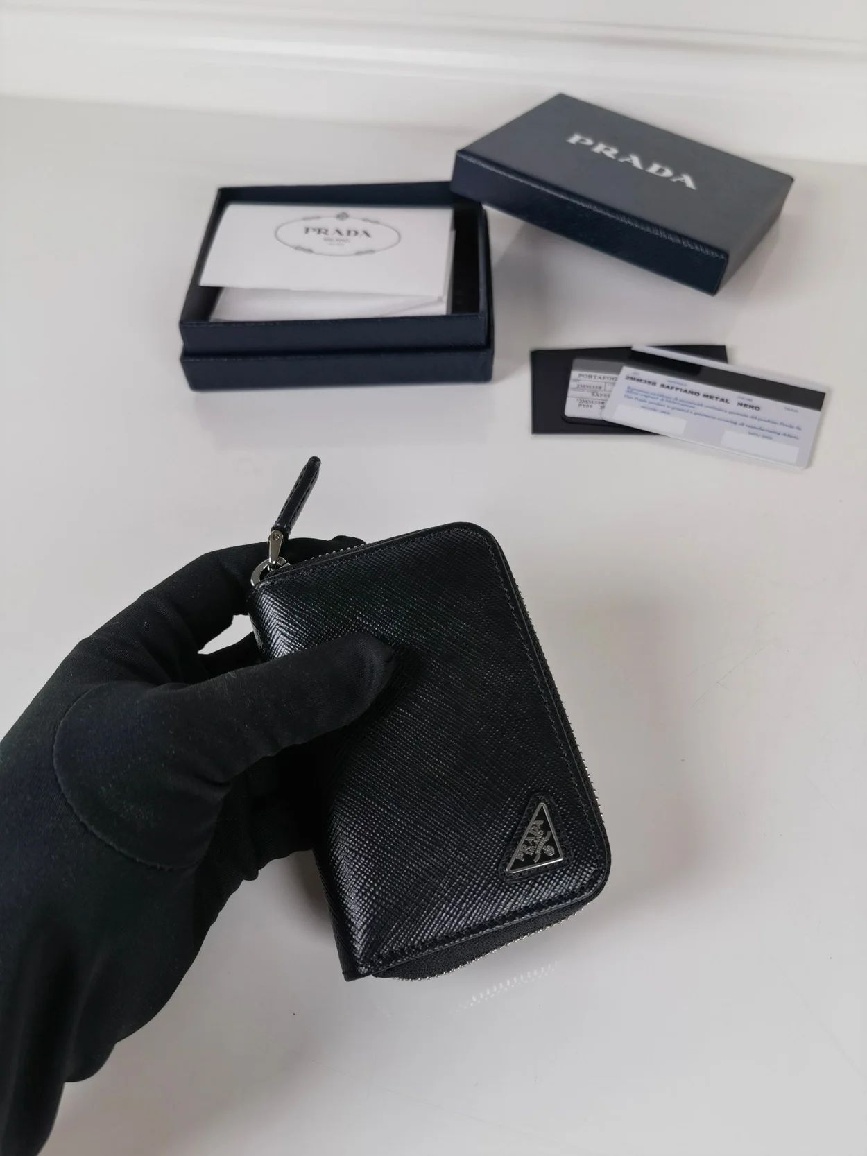 프라다 사피아노 실버 삼각로고 카드지갑