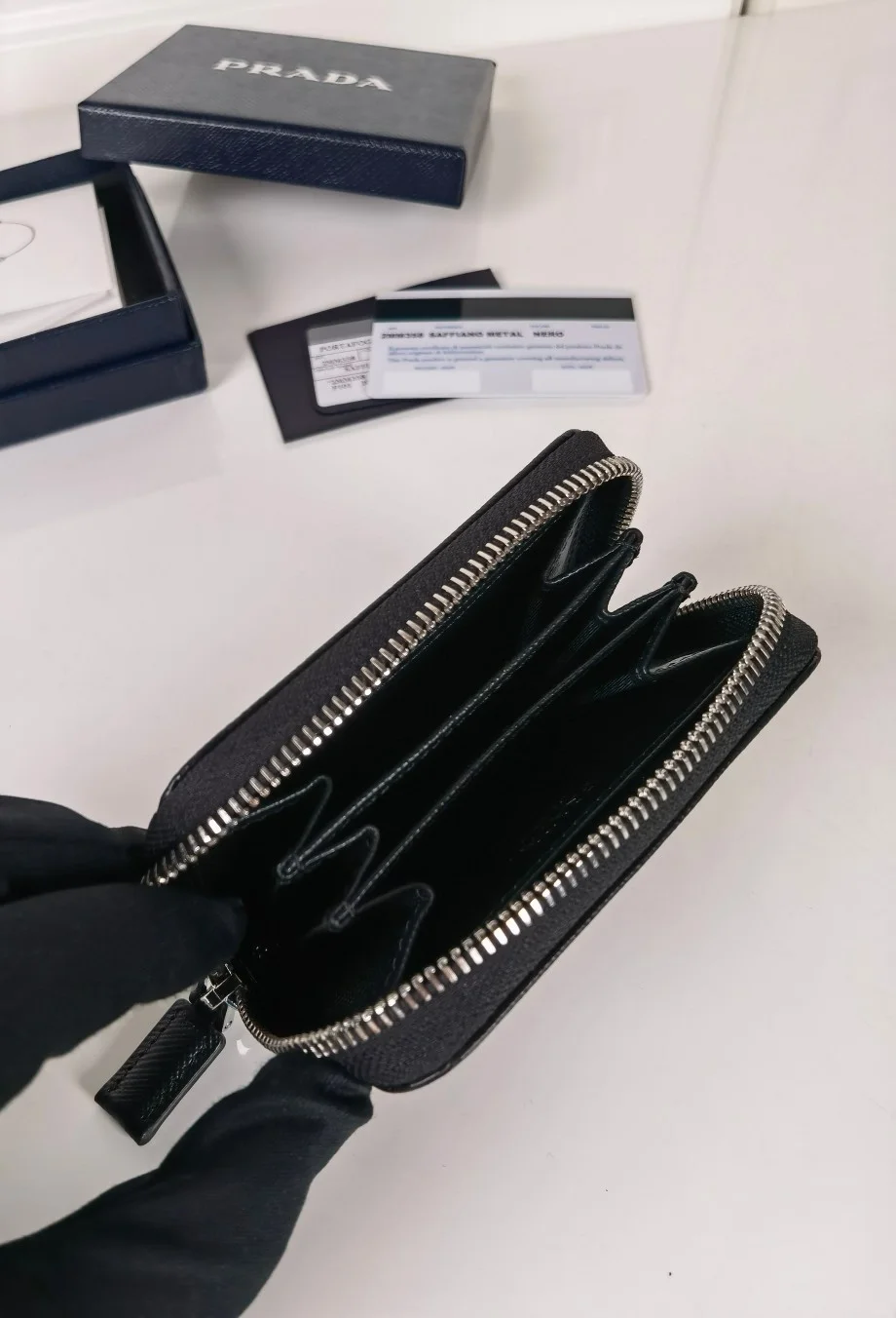 프라다 사피아노 실버 삼각로고 카드지갑