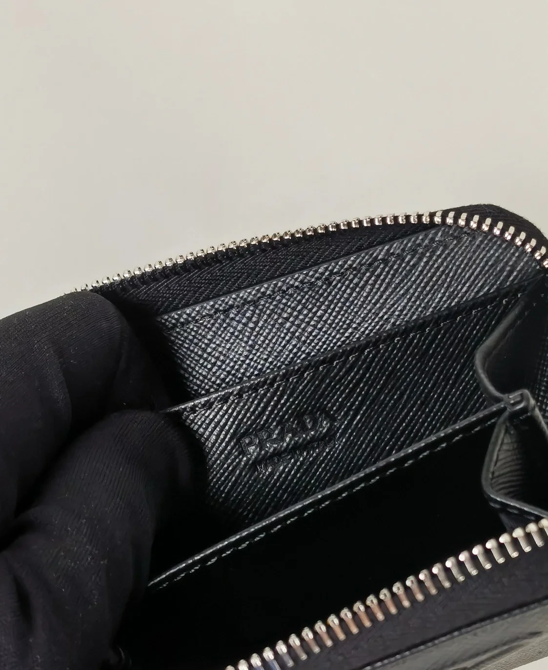 프라다 사피아노 실버 삼각로고 카드지갑