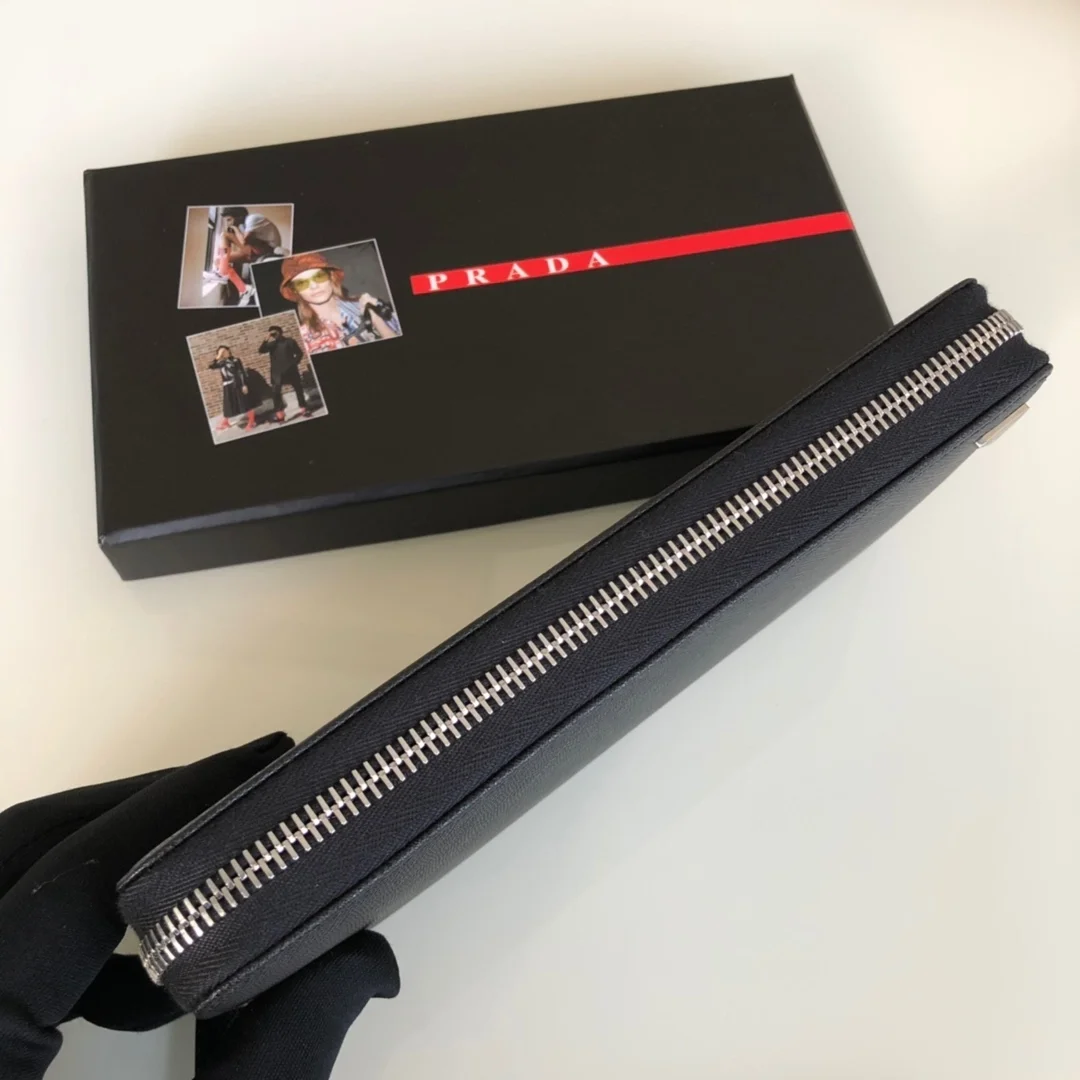 프라다 사피아노 실버 삼각로고 지퍼지갑