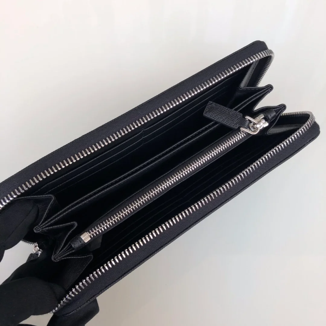 프라다 사피아노 실버 메탈로고 지퍼지갑