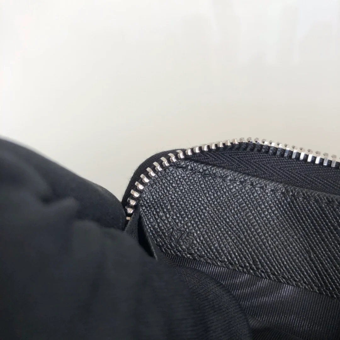 프라다 사피아노 실버 메탈로고 지퍼지갑