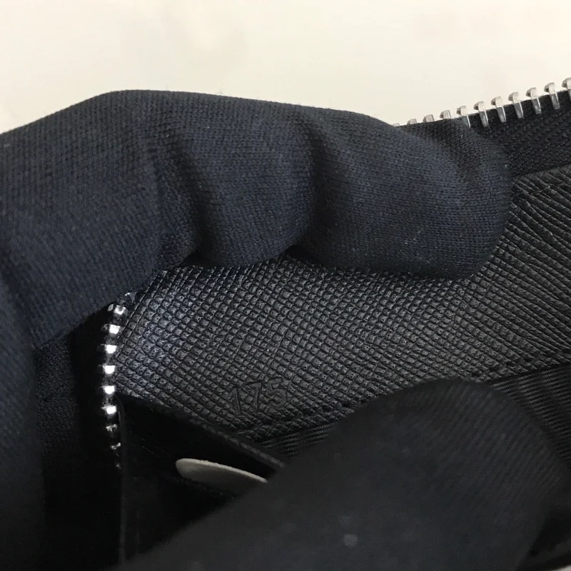 프라다 사피아노 실버 삼각로고 지퍼지갑