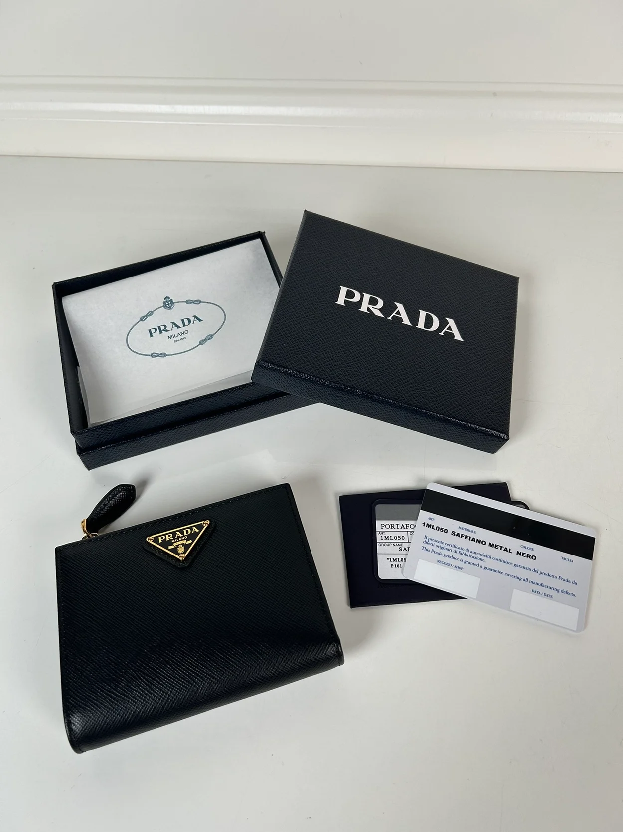 프라다 사피아노 골드 삼각로고 레더 지갑