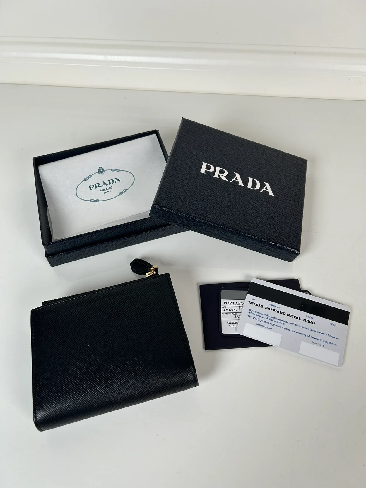 프라다 사피아노 골드 삼각로고 레더 지갑