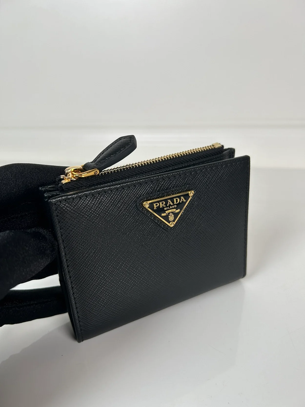 프라다 사피아노 골드 삼각로고 레더 지갑