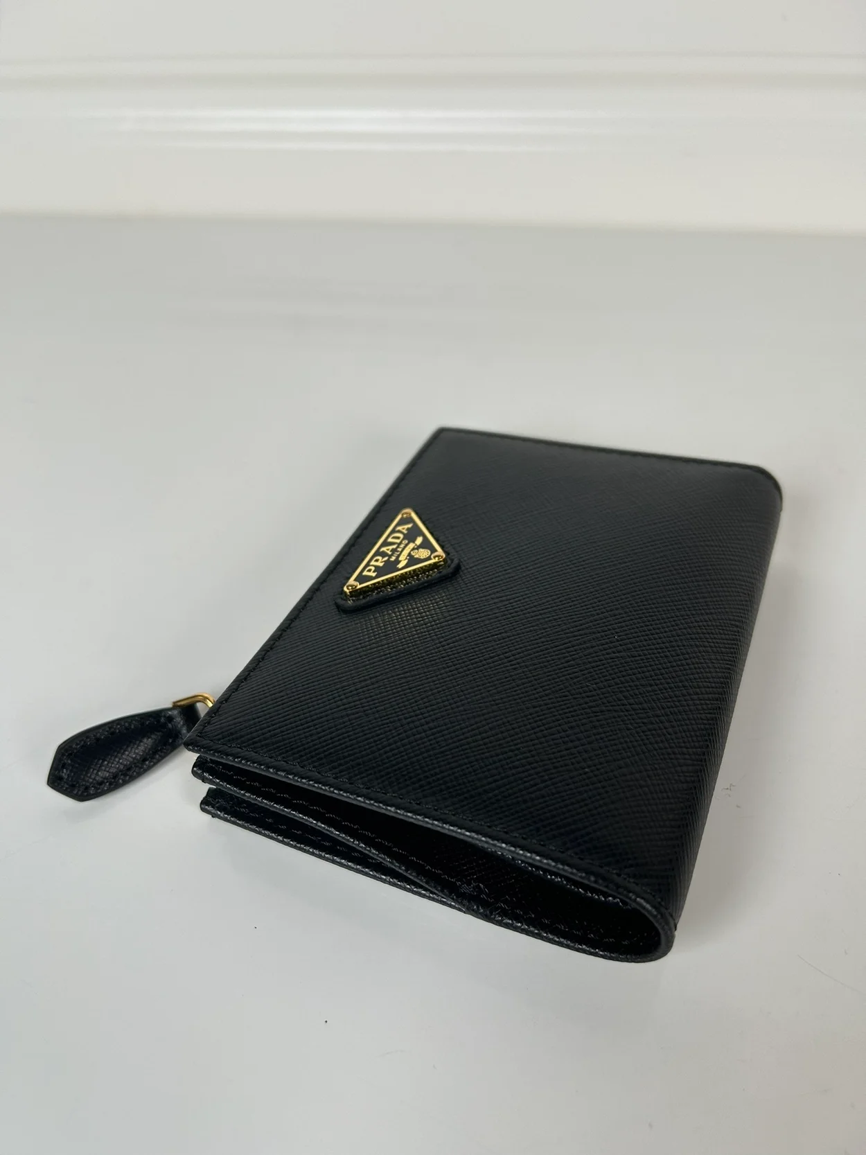 프라다 사피아노 골드 삼각로고 레더 지갑