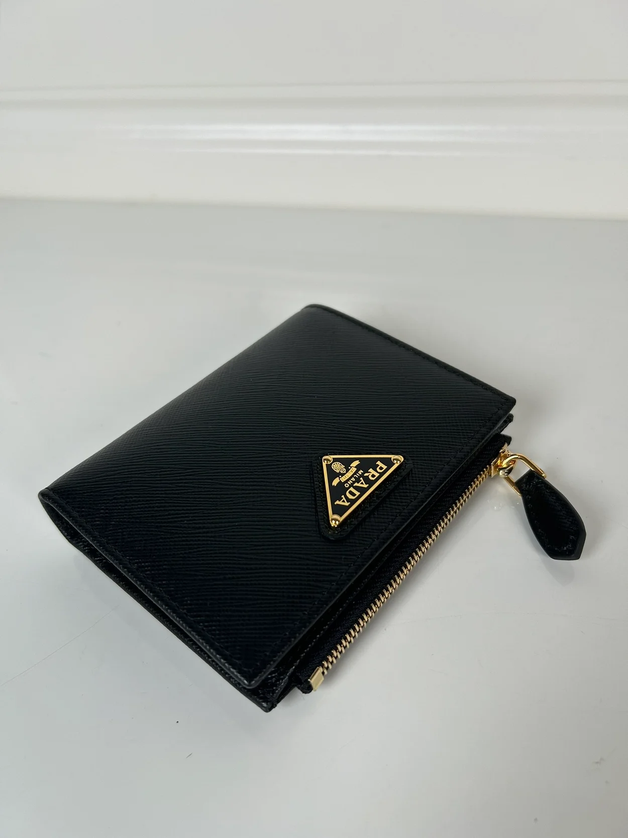 프라다 사피아노 골드 삼각로고 레더 지갑