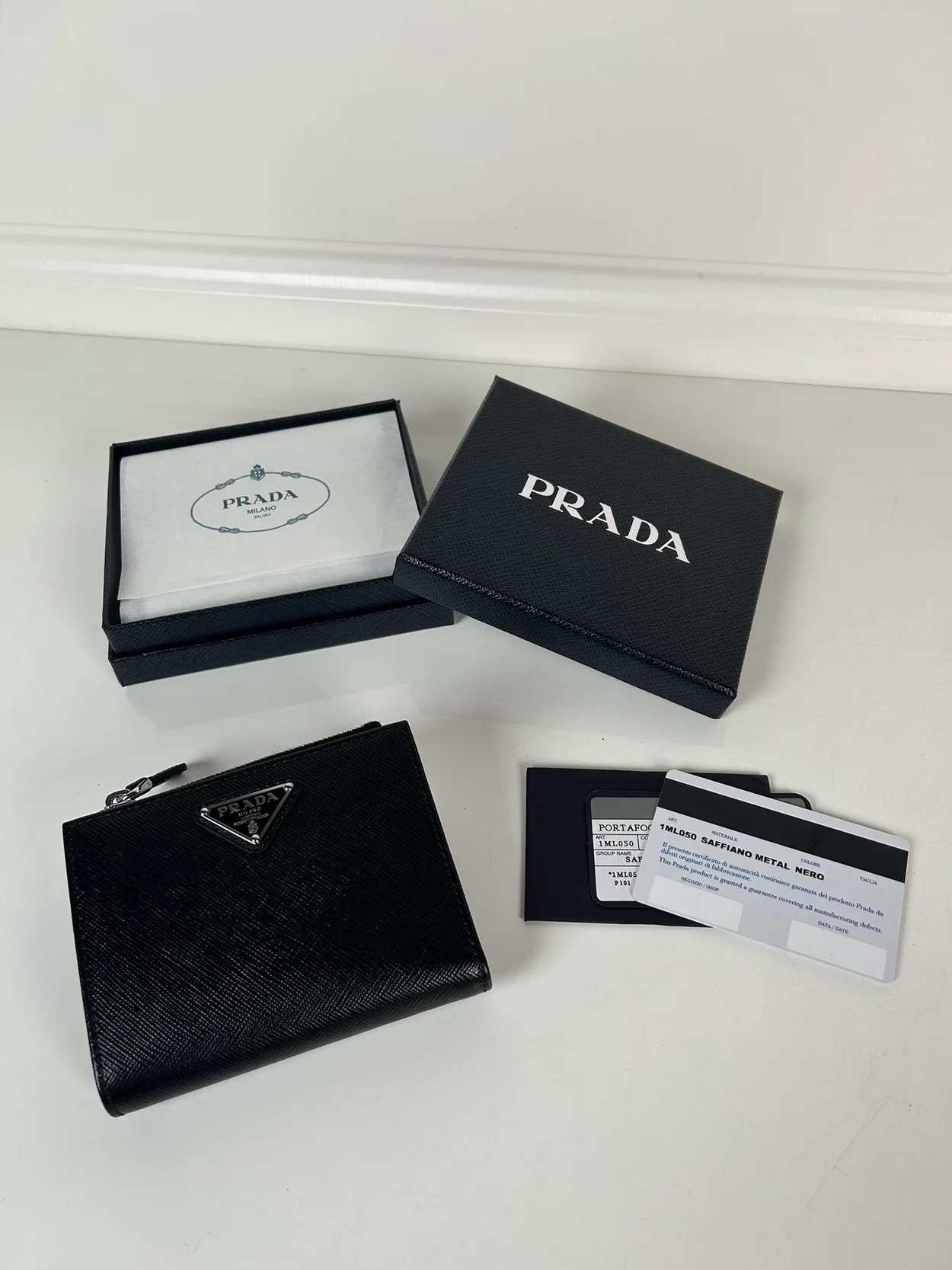 프라다 사피아노 실버 삼각로고 레더 지갑
