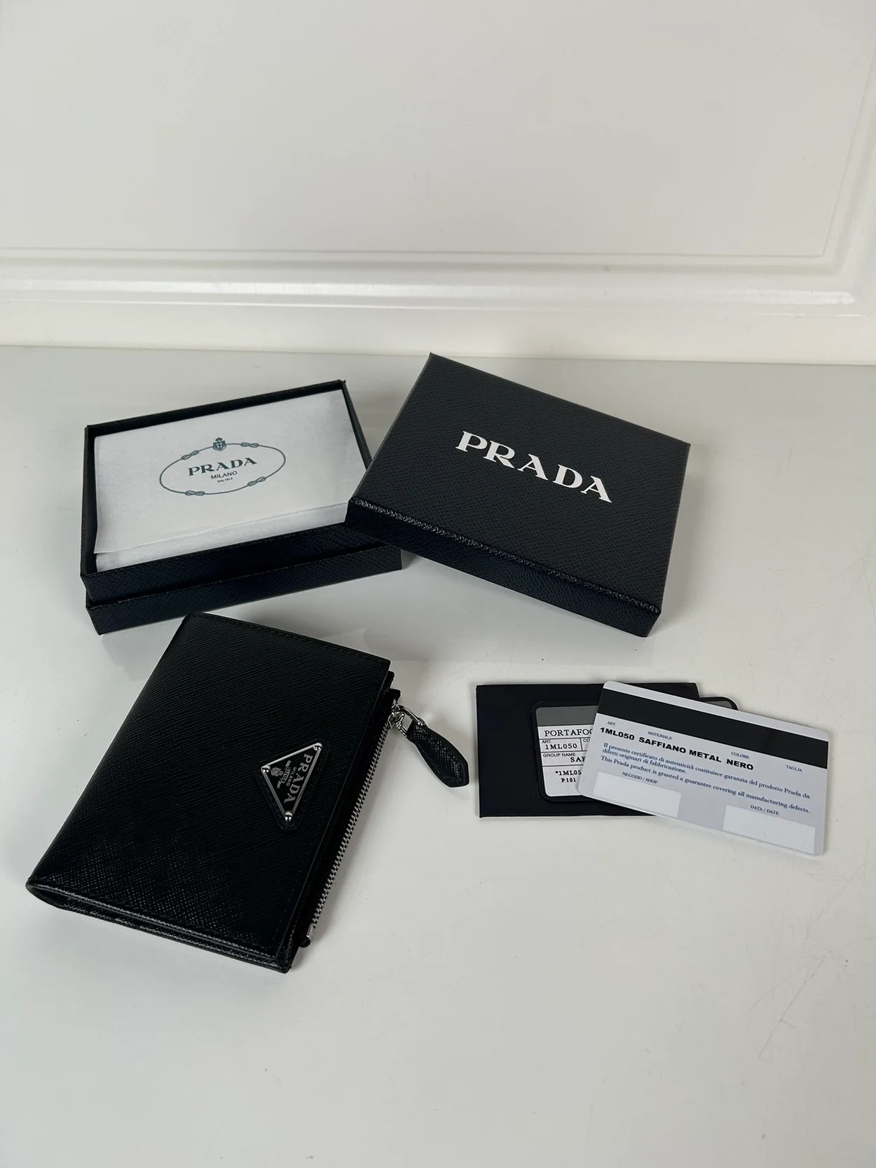 프라다 사피아노 실버 삼각로고 레더 지갑