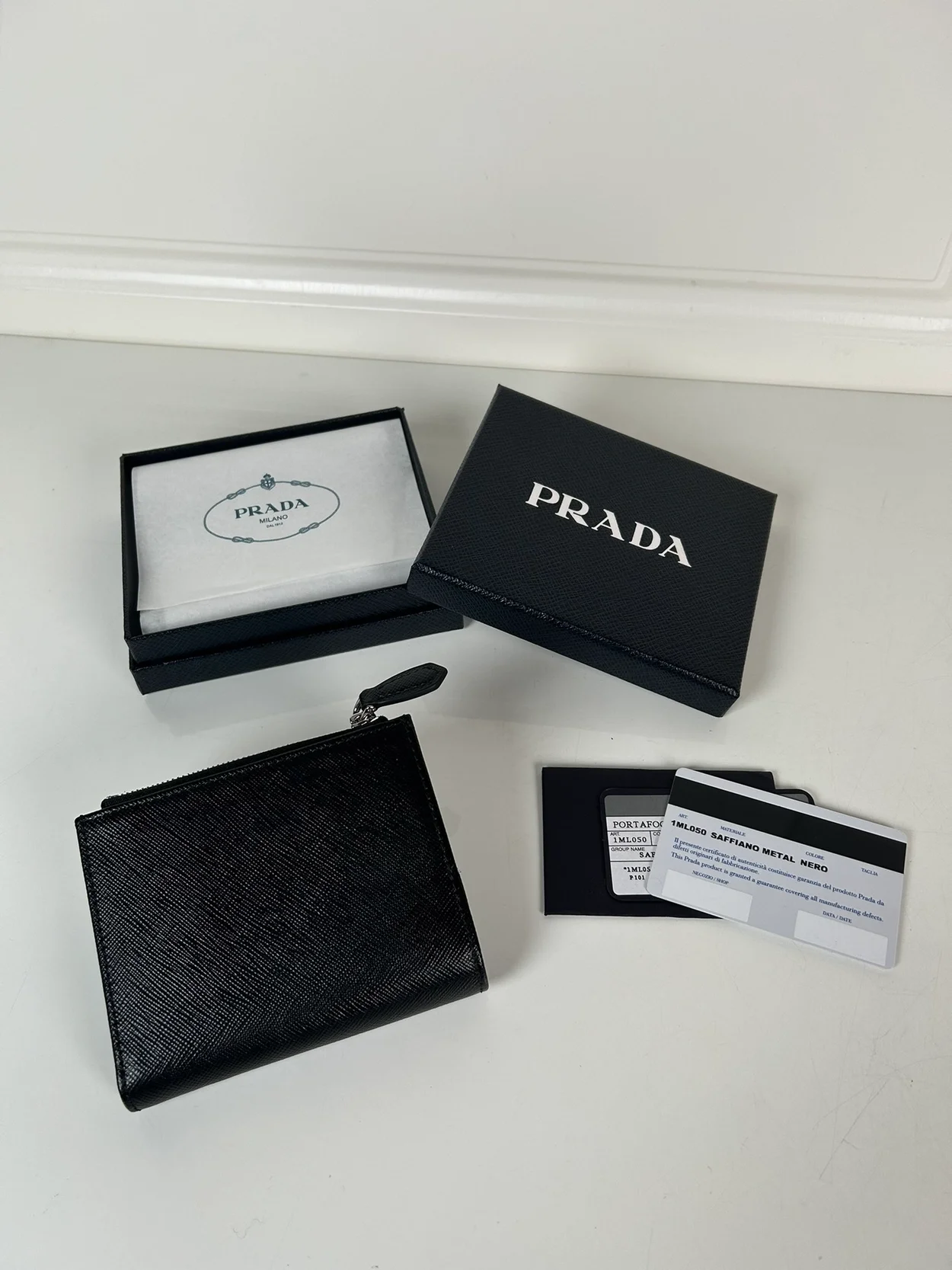 프라다 사피아노 실버 삼각로고 레더 지갑