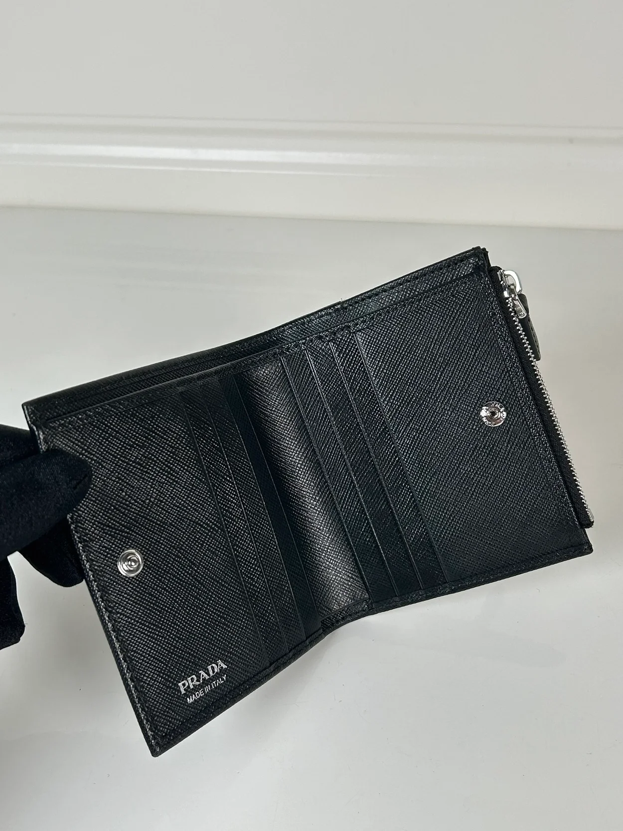 프라다 사피아노 실버 삼각로고 레더 지갑