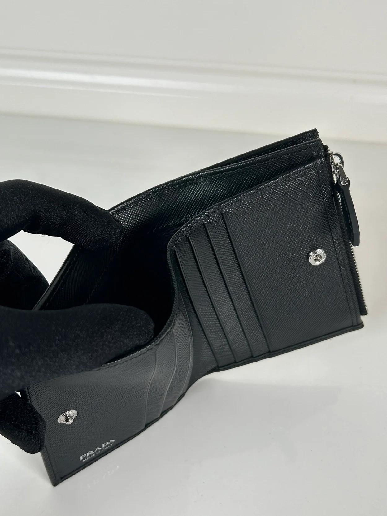 프라다 사피아노 실버 삼각로고 레더 지갑