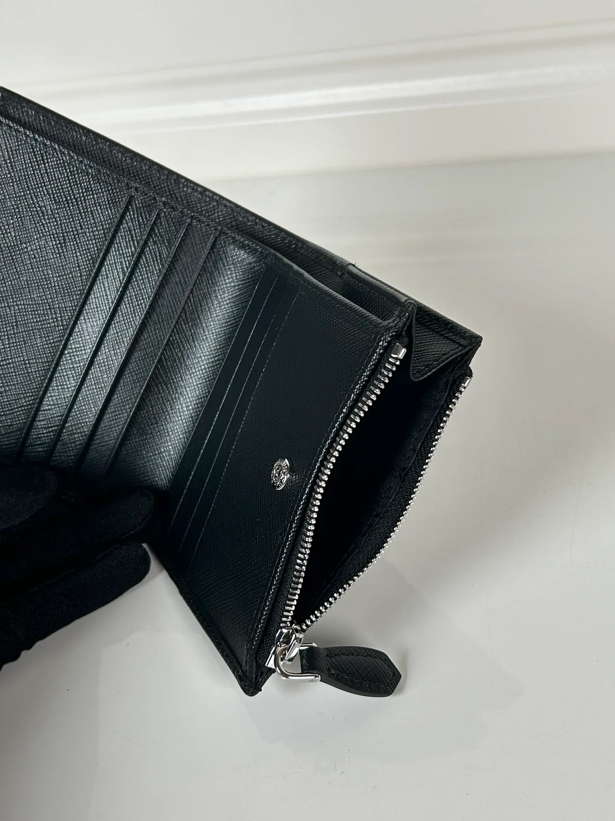 프라다 사피아노 실버 삼각로고 레더 지갑