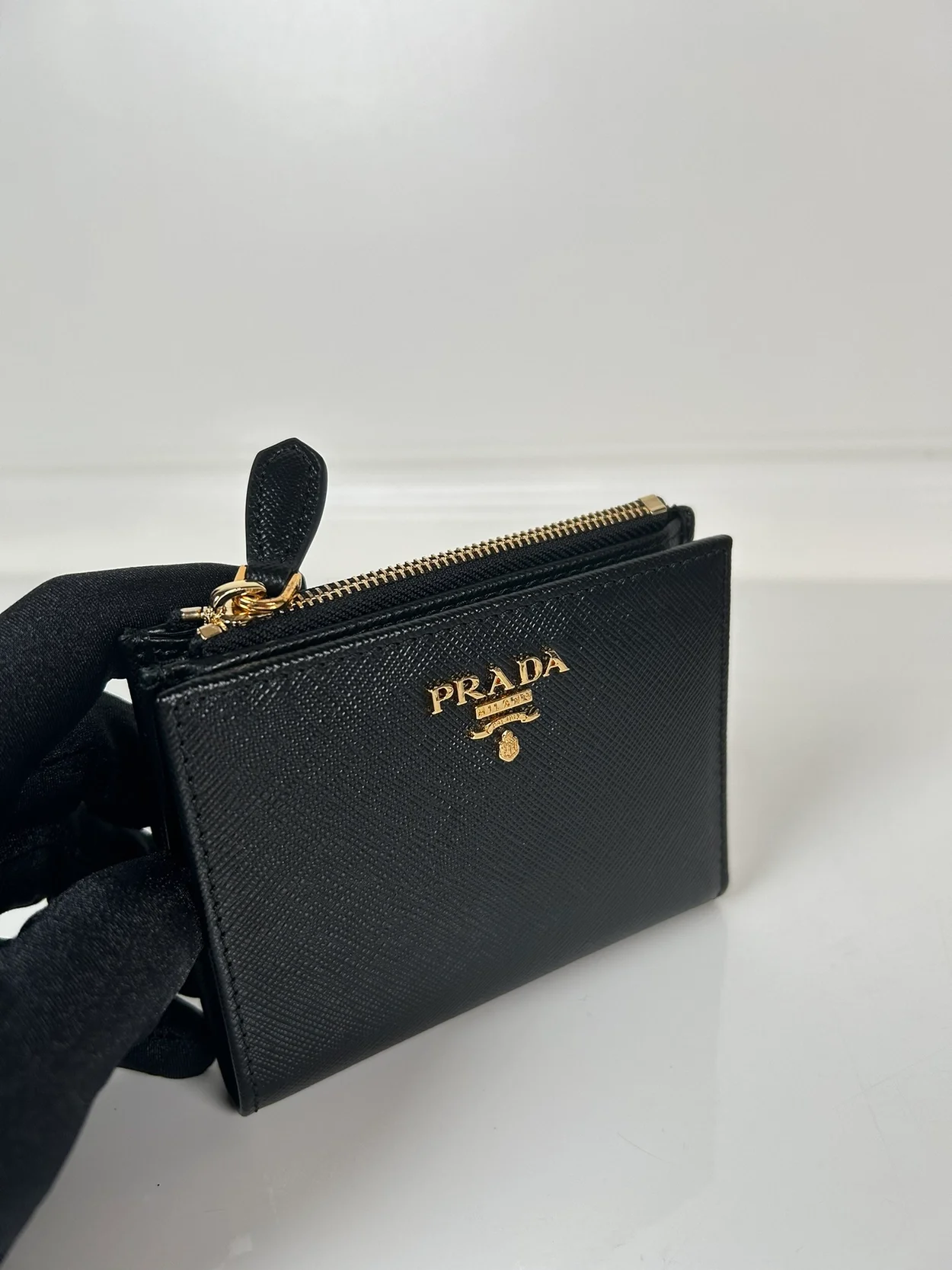 프라다 사피아노 메탈로고 레더 지갑