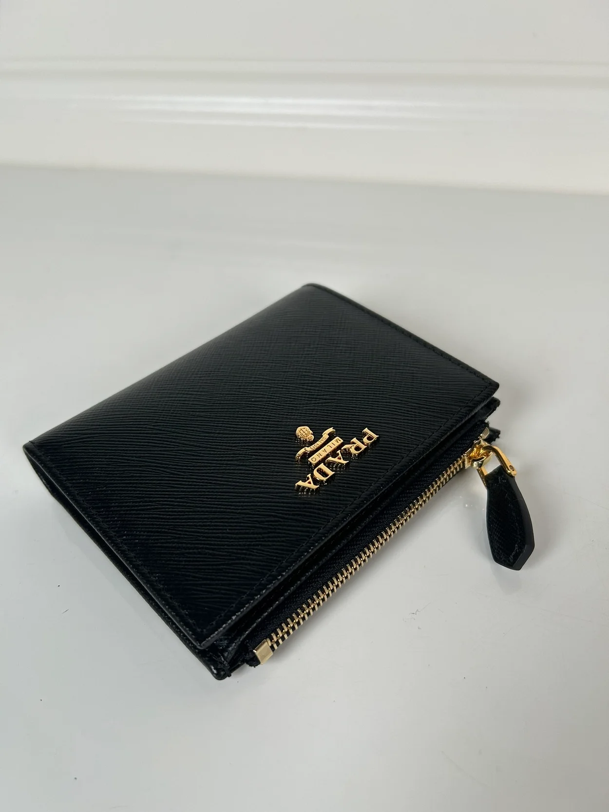 프라다 사피아노 메탈로고 레더 지갑