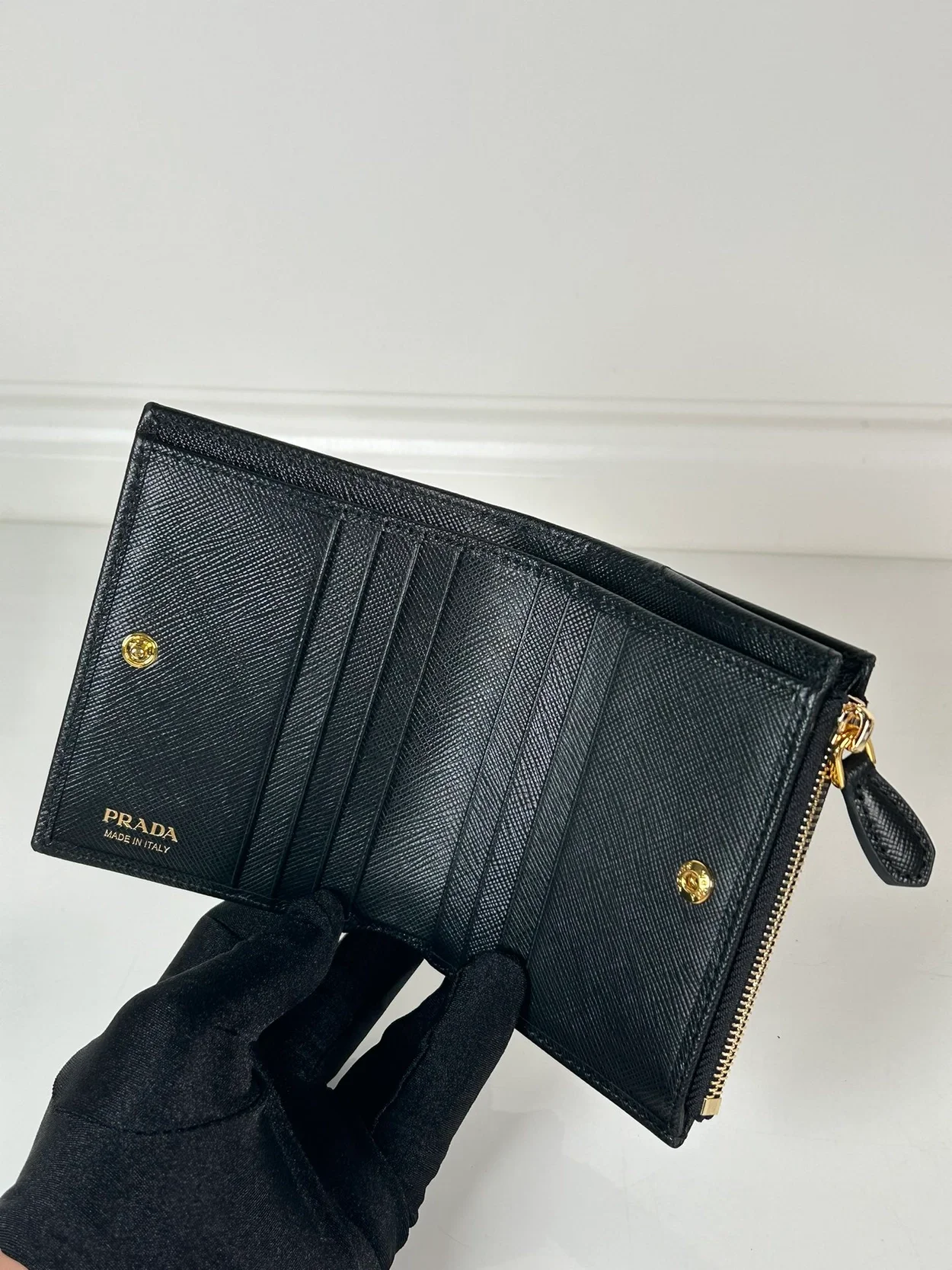 프라다 사피아노 메탈로고 레더 지갑