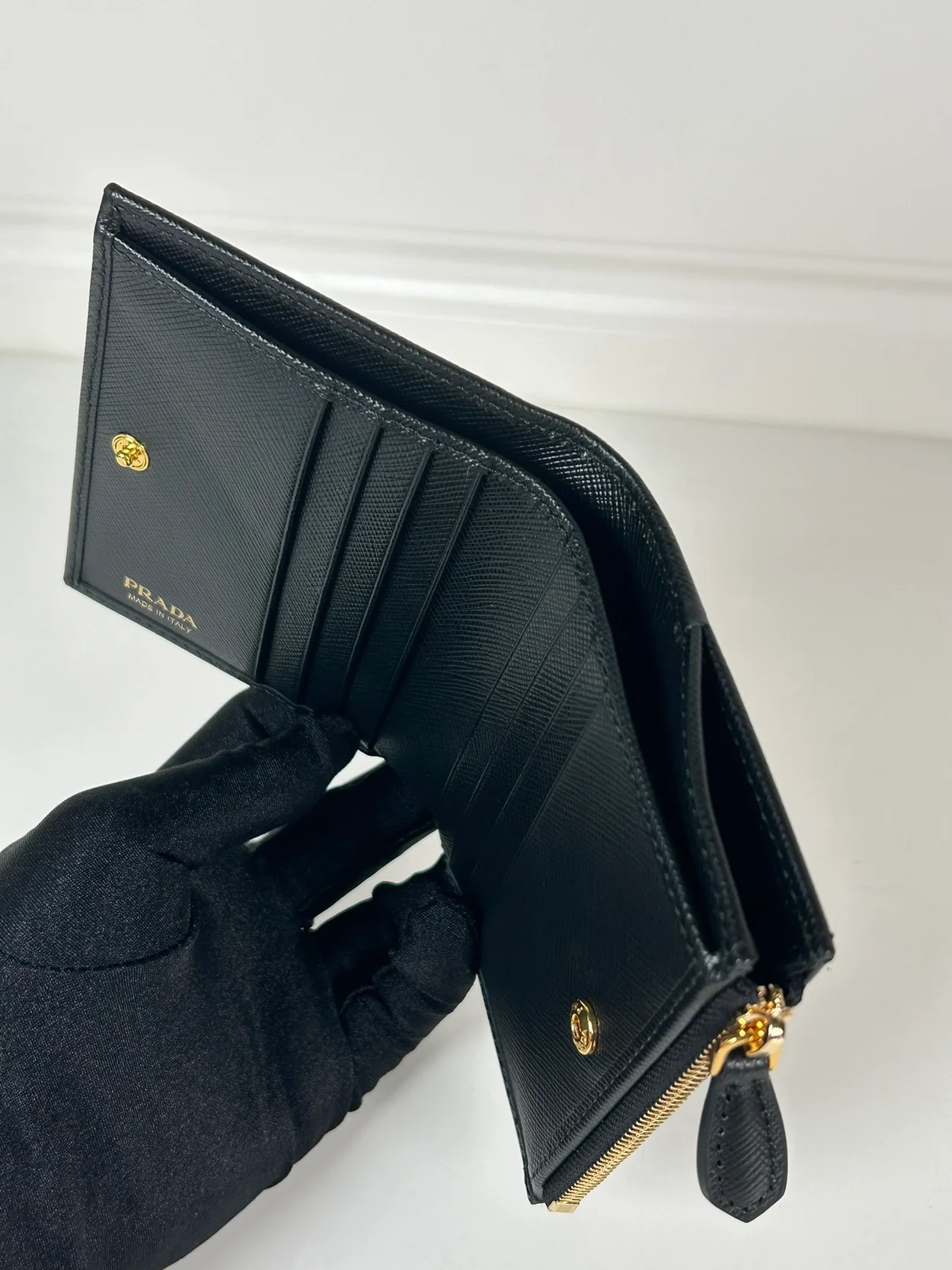 프라다 사피아노 메탈로고 레더 지갑