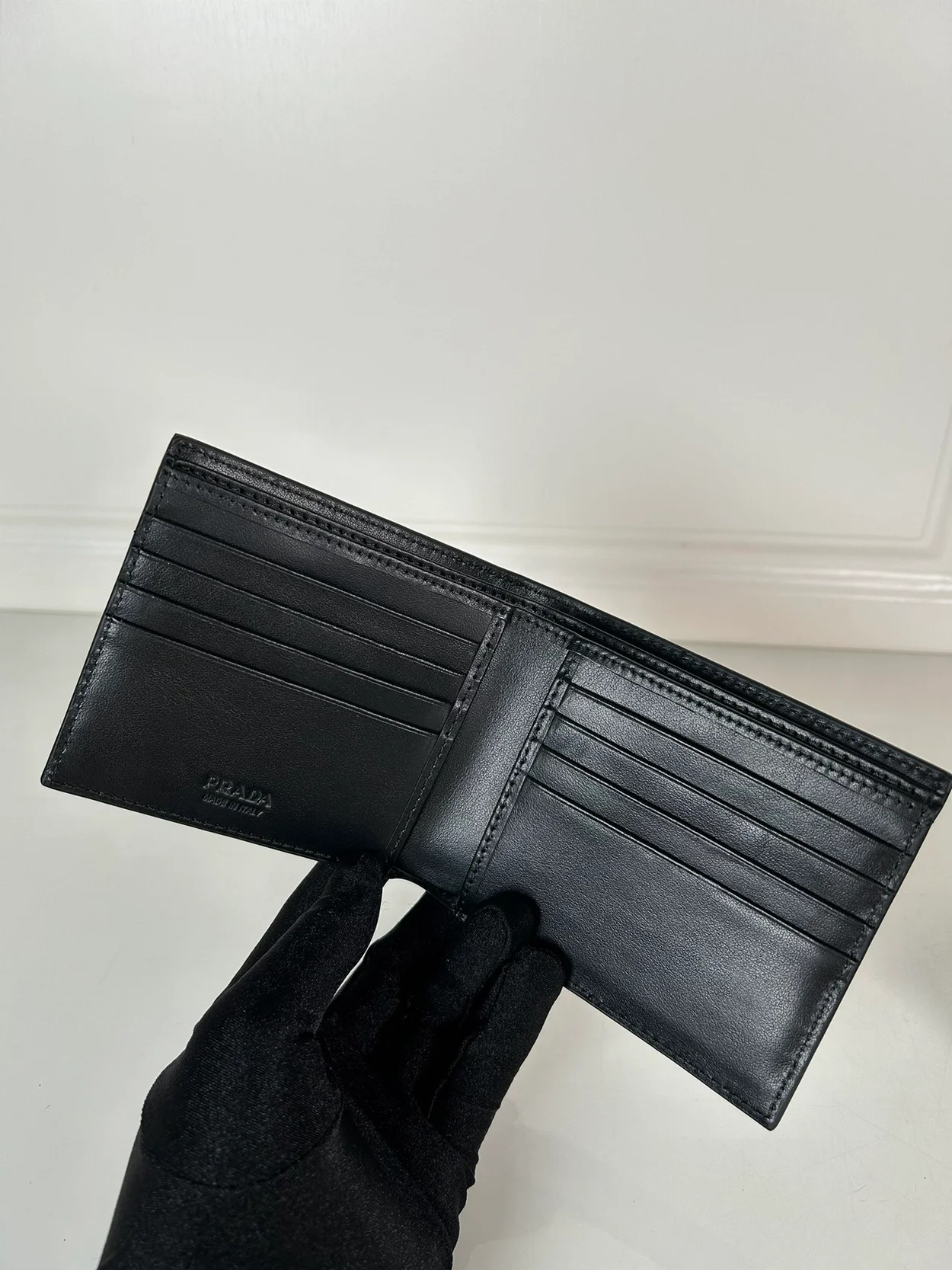 프라다 브러쉬드 레더 지갑