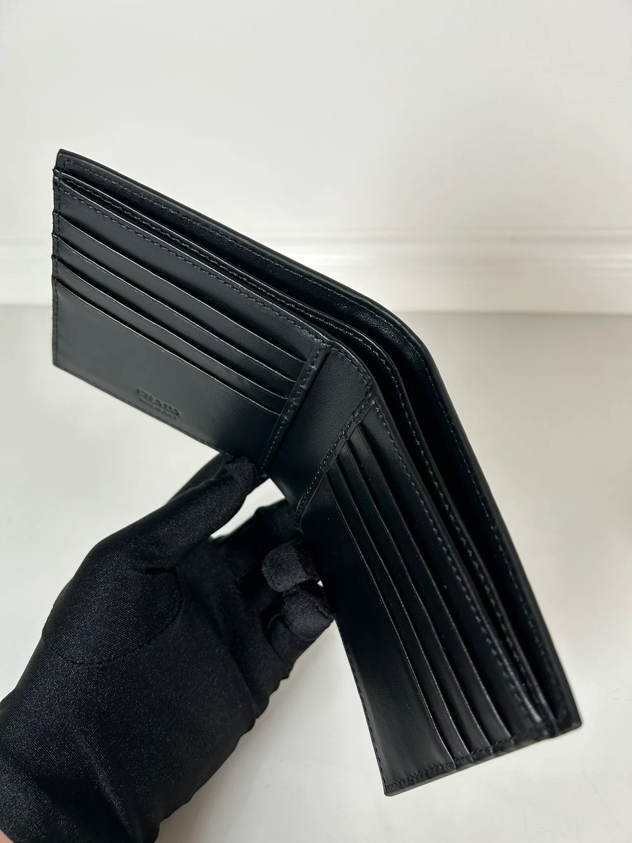 프라다 브러쉬드 레더 지갑