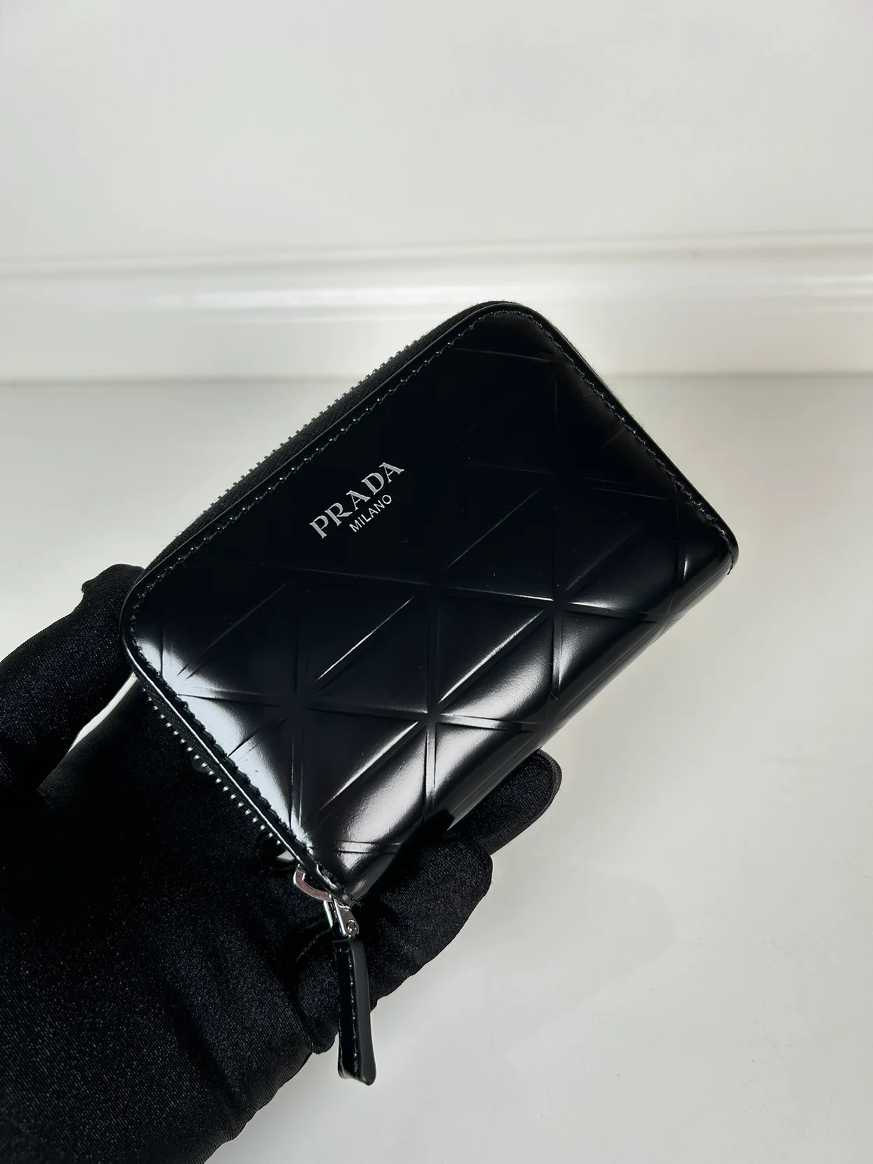 프라다 브러쉬드 레더 동전지갑