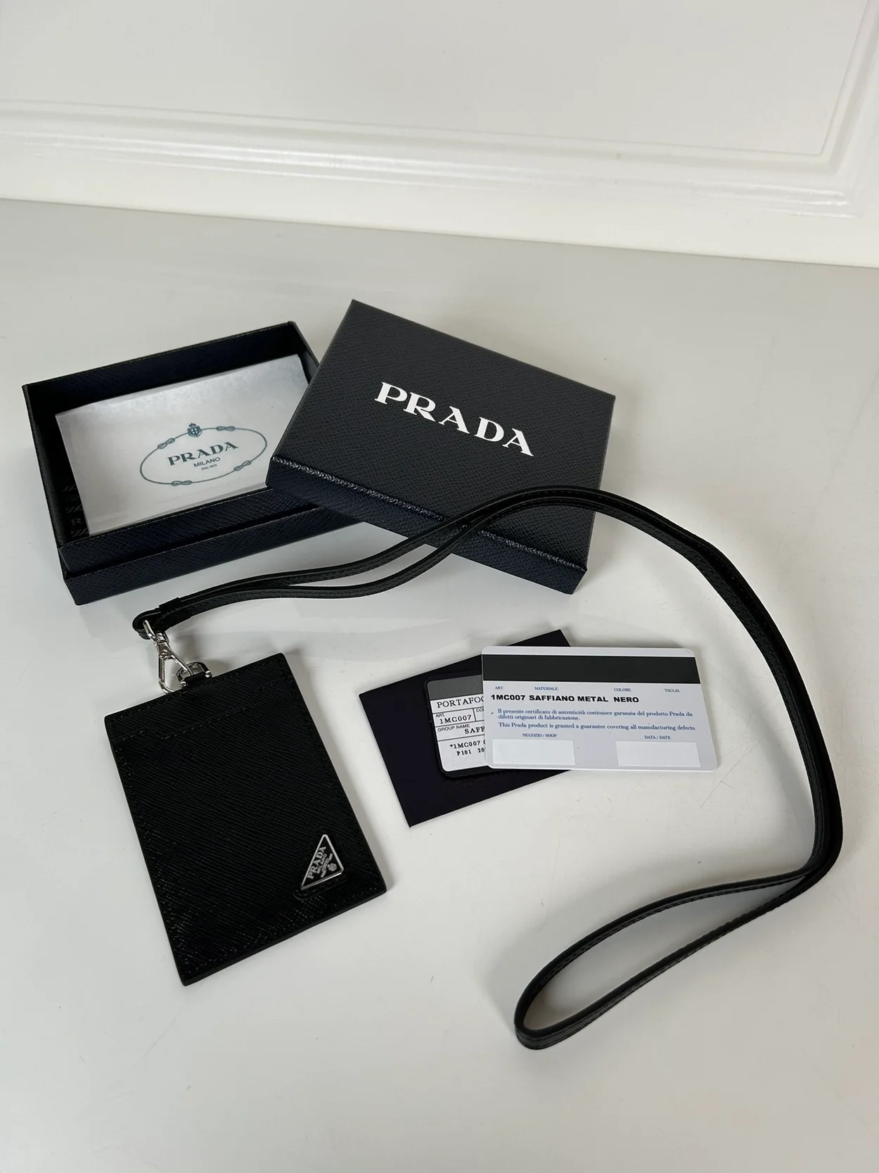 프라다 사피아노 실버 삼각로고 배지 홀더