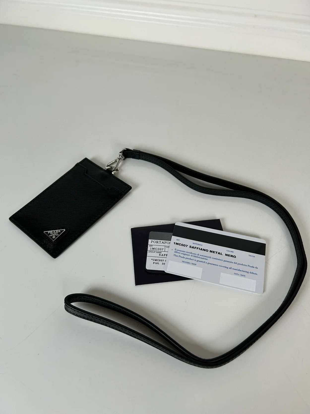 프라다 사피아노 실버 삼각로고 배지 홀더