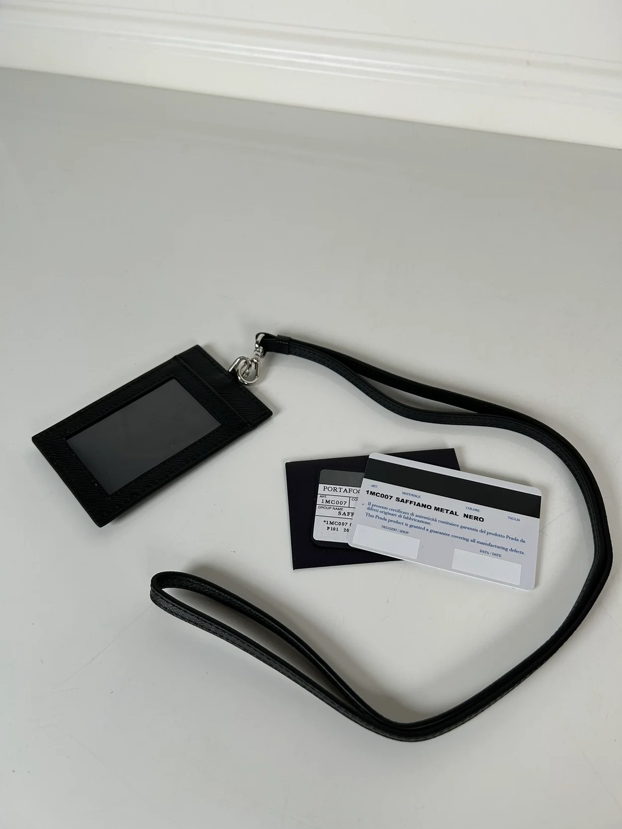 프라다 사피아노 실버 삼각로고 배지 홀더