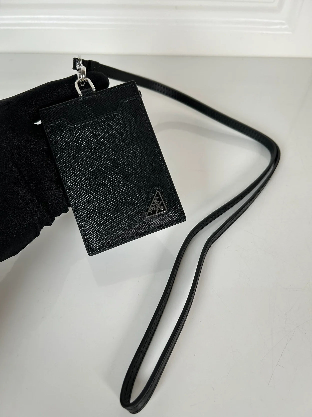 프라다 사피아노 실버 삼각로고 배지 홀더