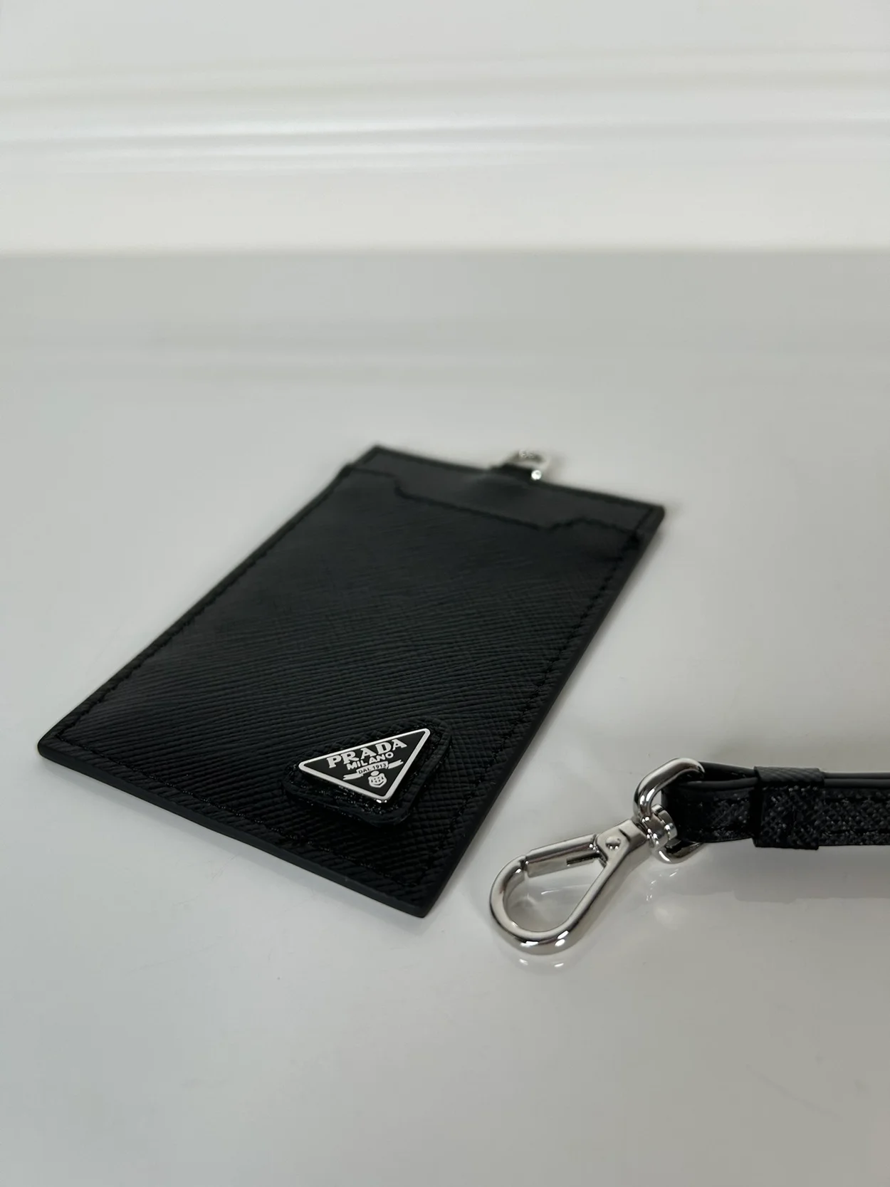 프라다 사피아노 실버 삼각로고 배지 홀더