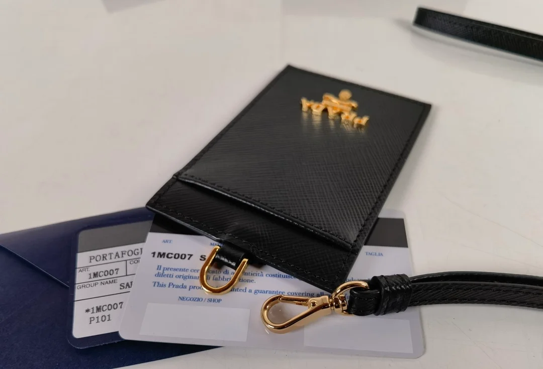 프라다 사피아노 골드 삼각로고 배지 홀더