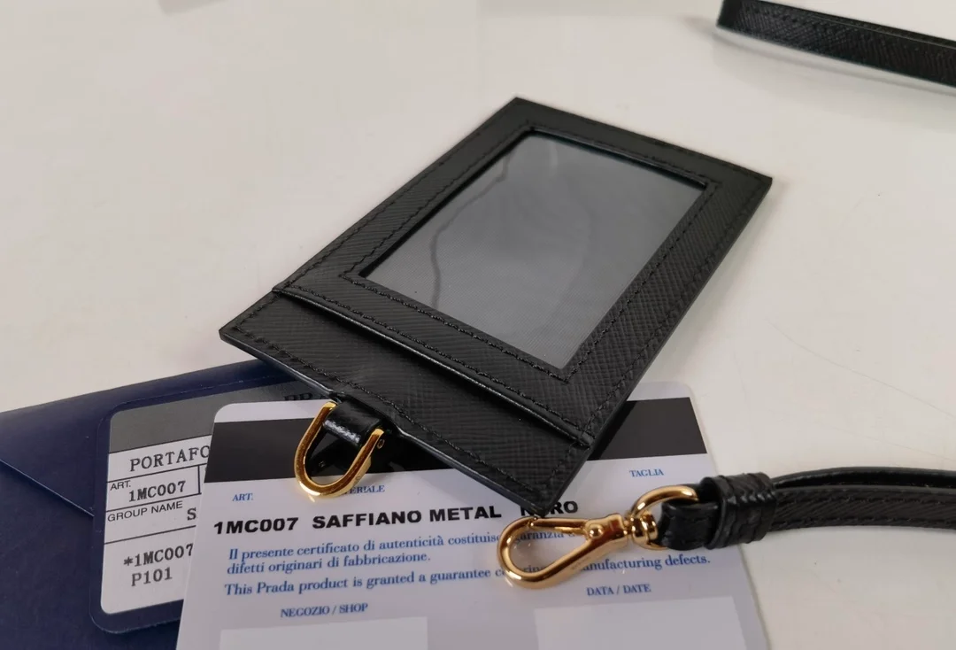 프라다 사피아노 골드 삼각로고 배지 홀더