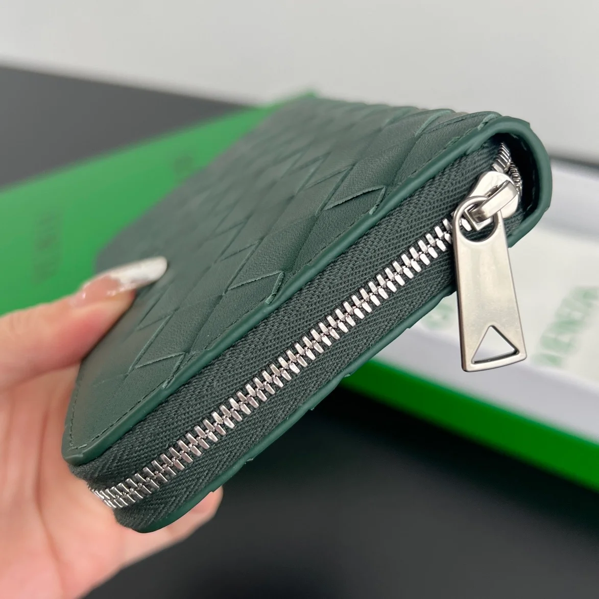 보테가 베네타 인트레치아토 지퍼 어라운드 지갑 그린